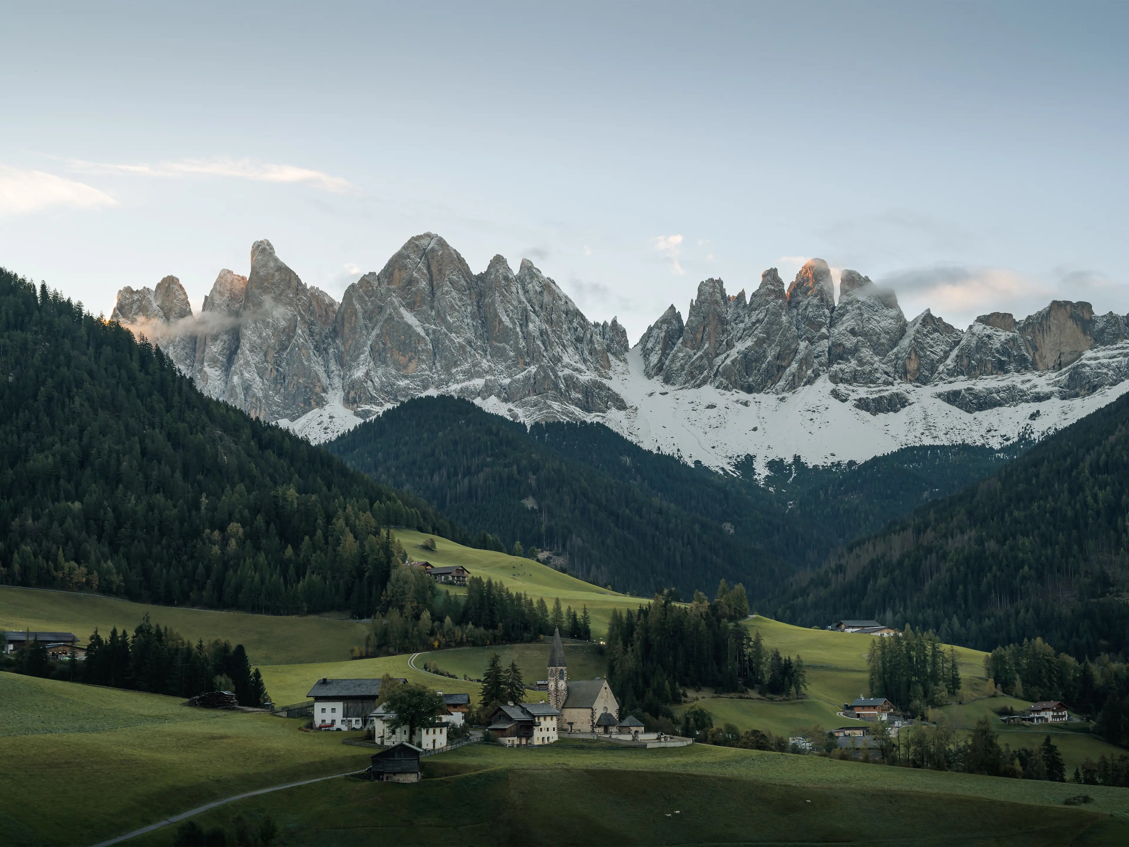 Der Blick über die Fraktion St. Magdalena zu den Geislerspitzen im Villnösser Tal.