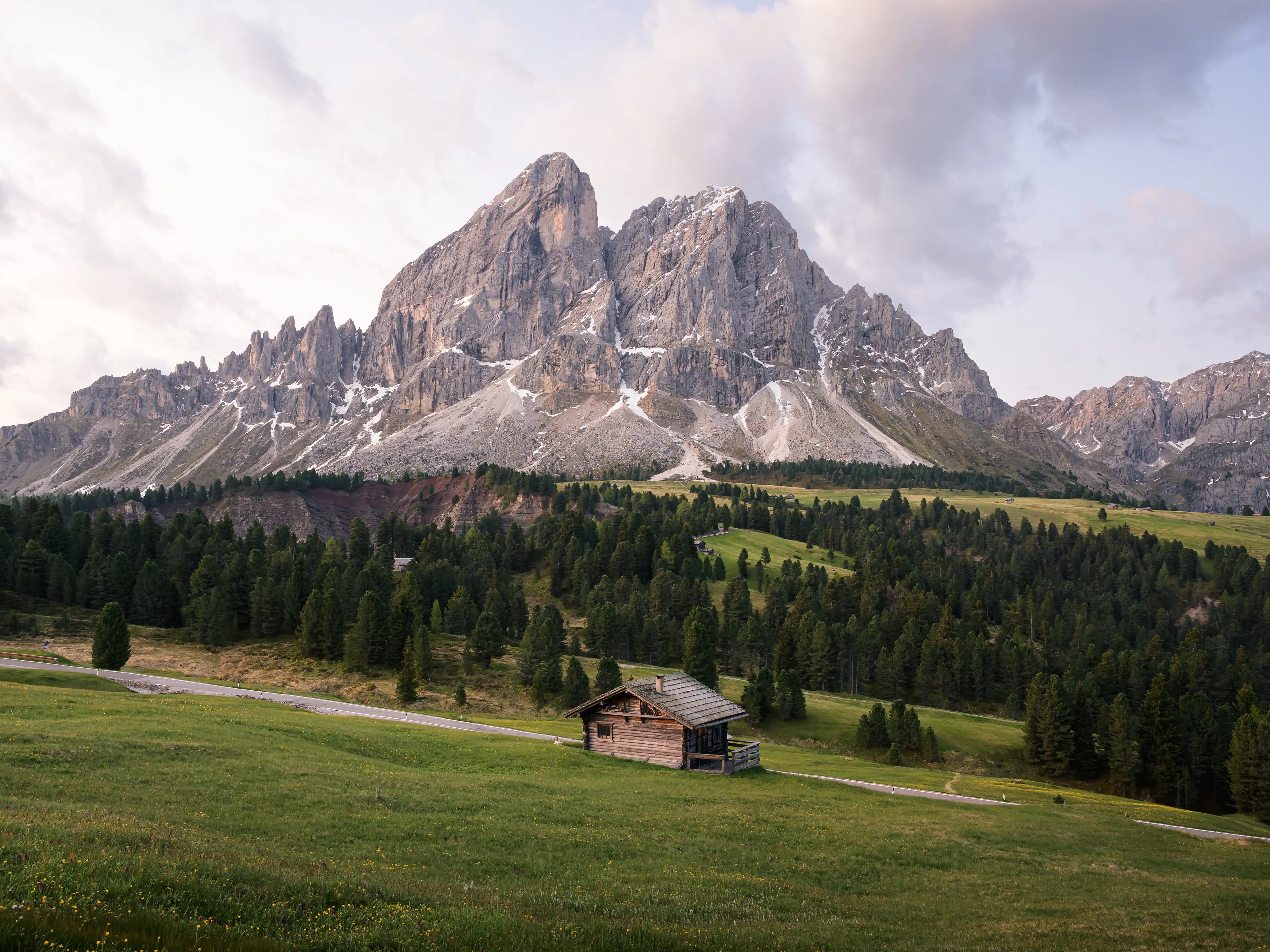 Blick zum Peitlerkofel am Würzjoch mit den für Südtirol typischen Hütten