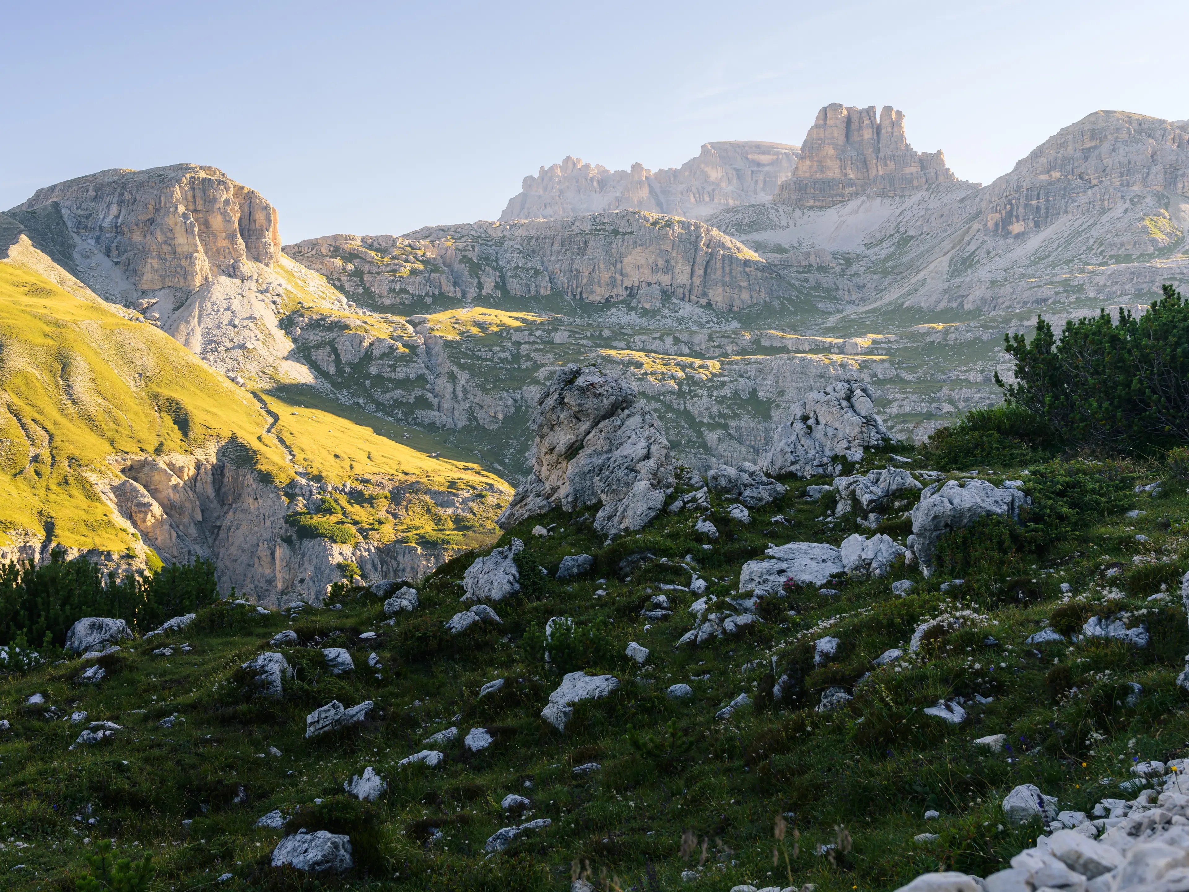 Die Rienzboden im Morgenlicht mit Blick zur Drei Zinnen.