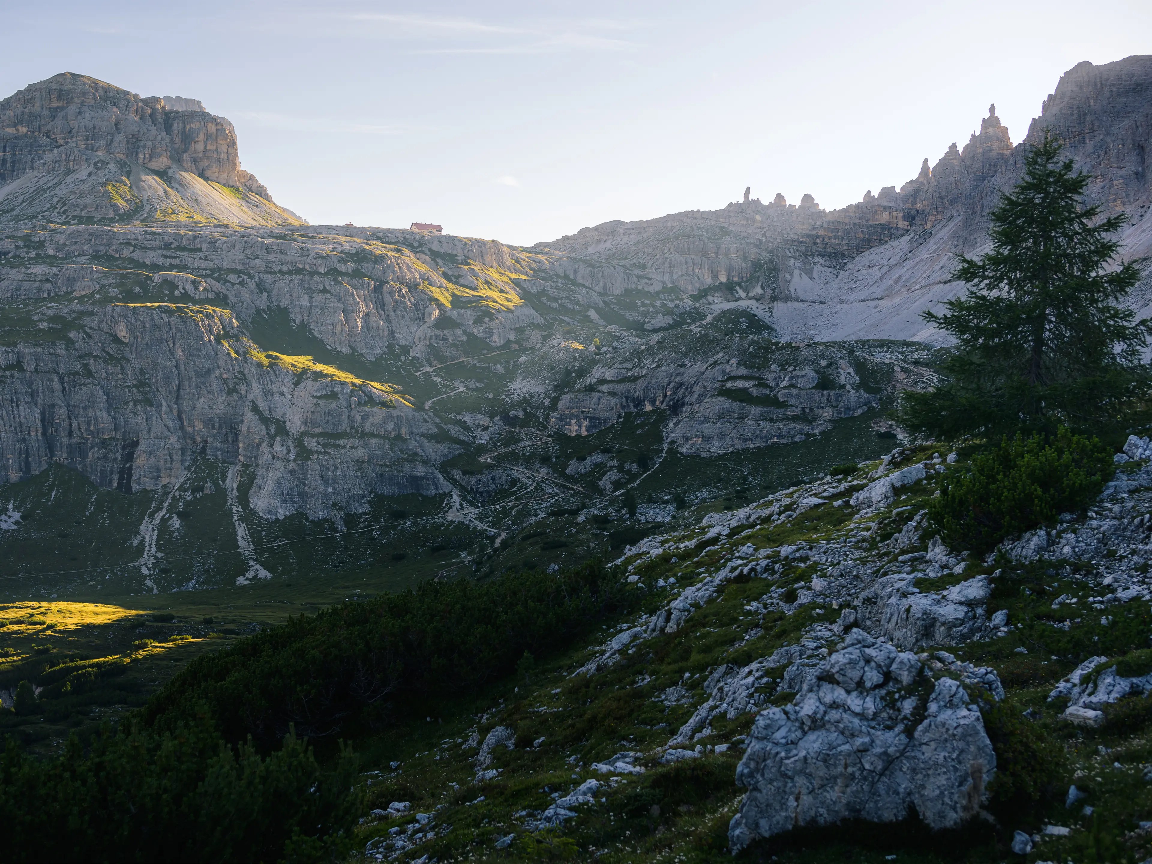Die Rienzboden im Morgenlicht mit Blick zur Drei Zinnen.