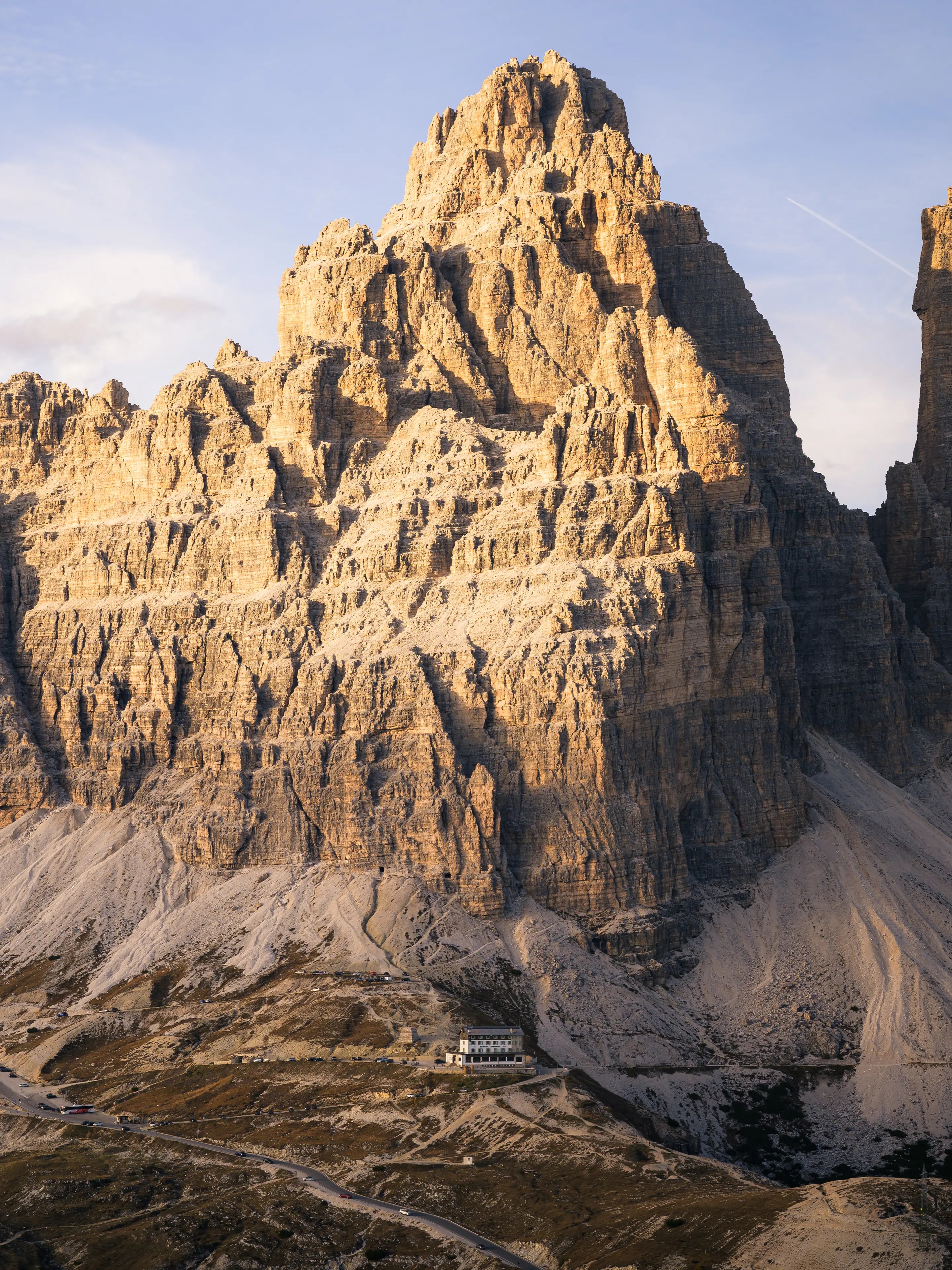 Die Westliche Zinnen mit der Auronzo Hütte.
