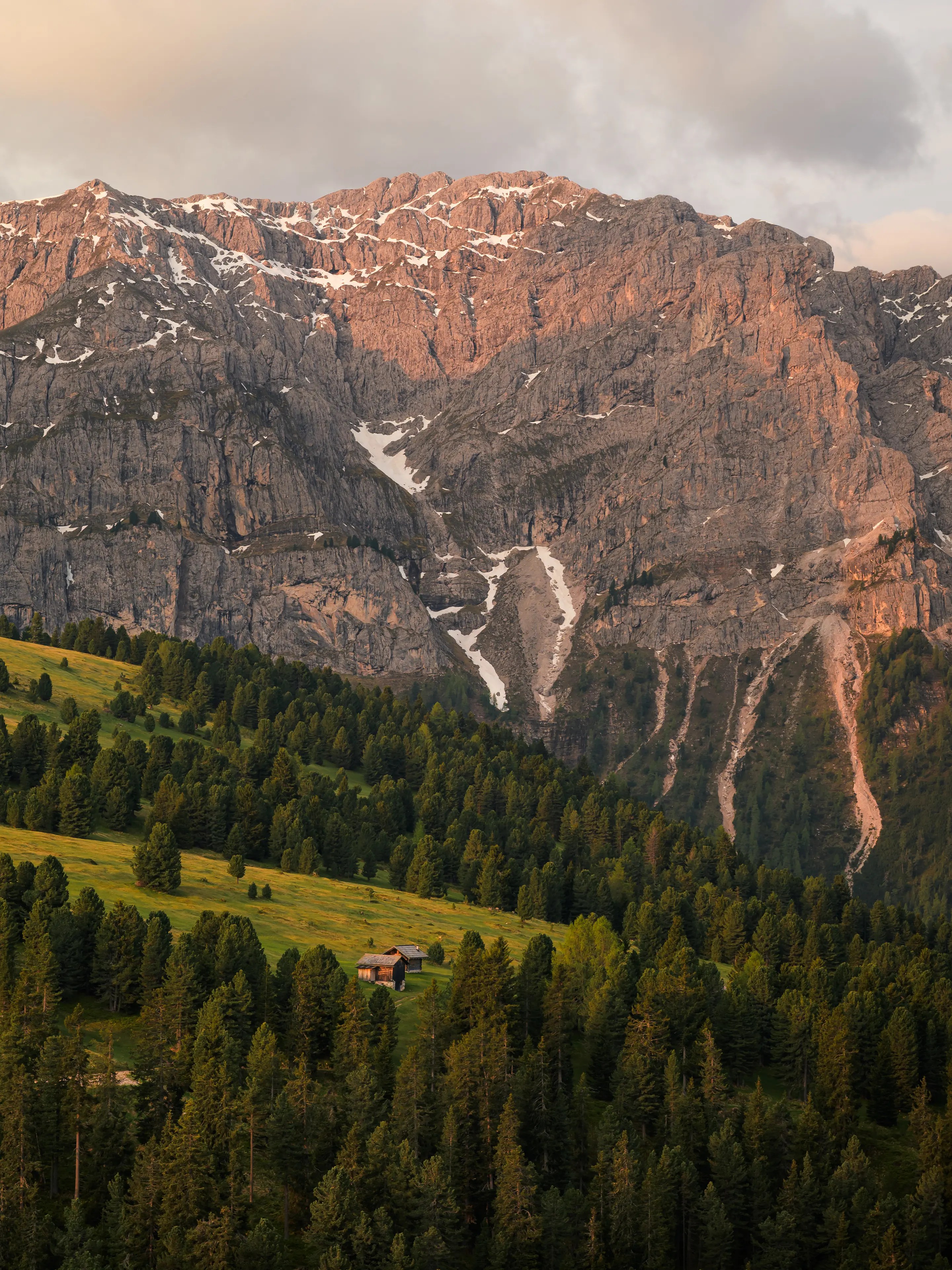 Die Gipfel und Wälder rund um das Würzjoch im sanften Morgenlicht.