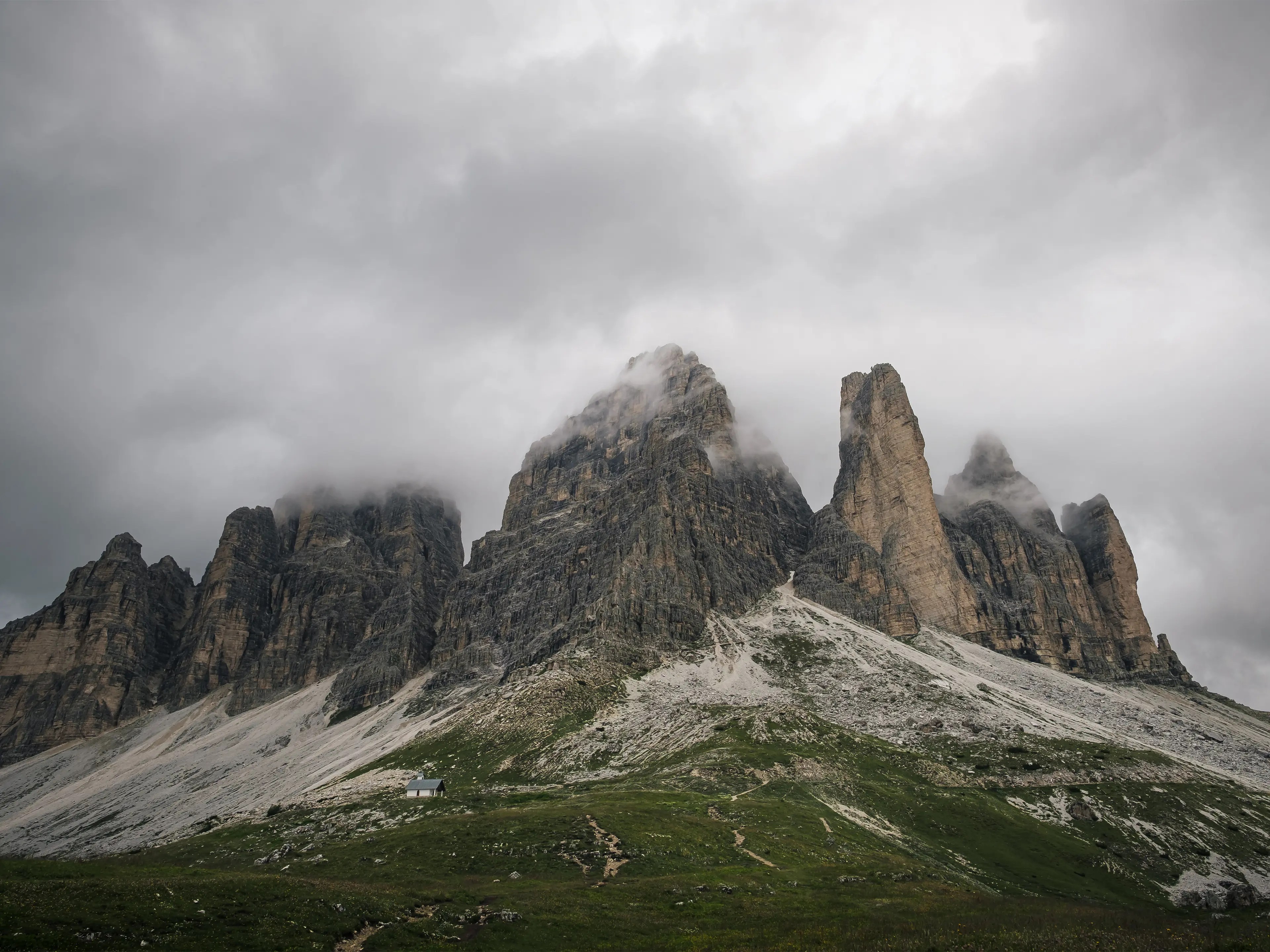 Die Südseite der Drein Zinnen an einem wolkigen Tag