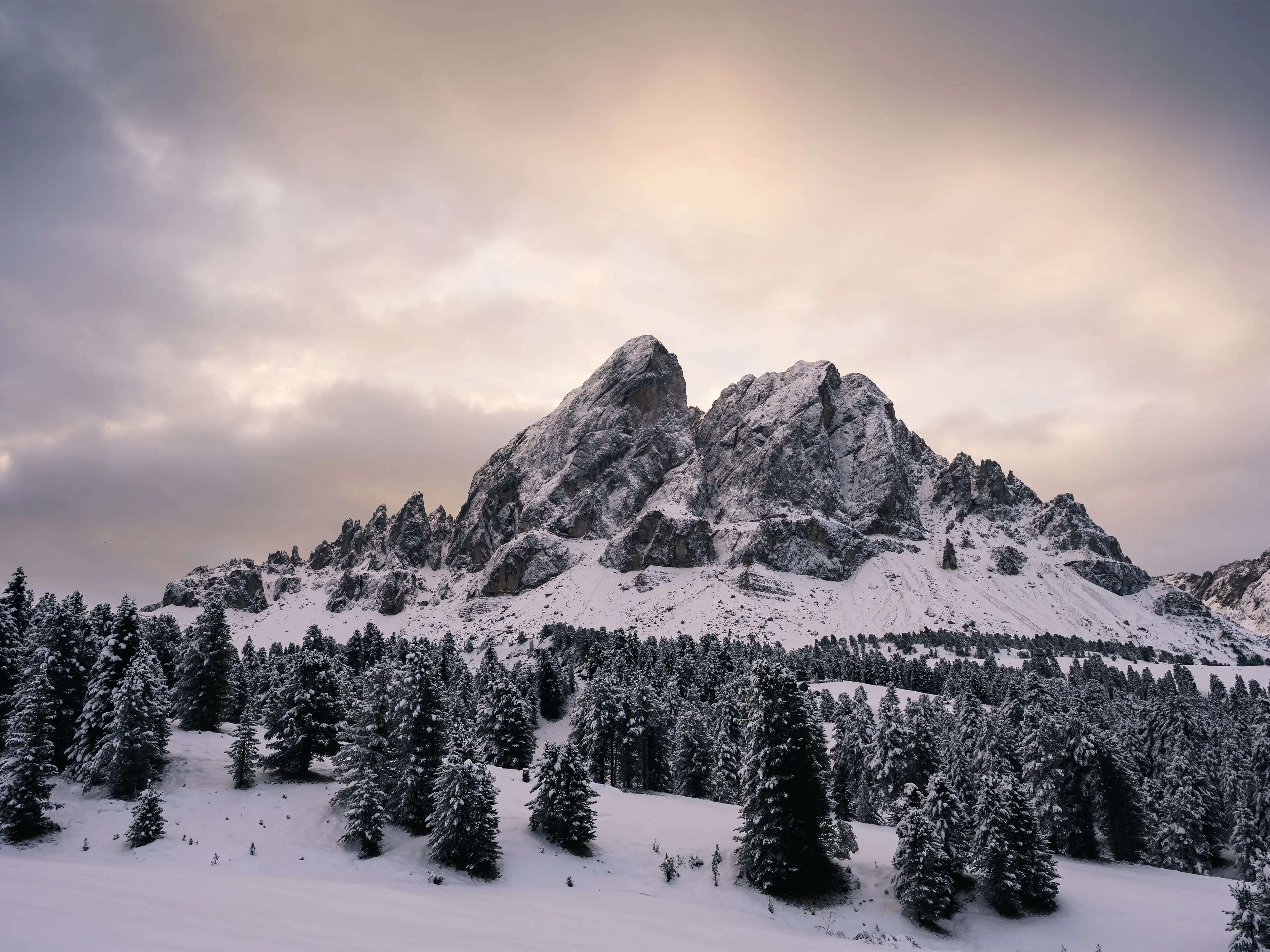 Das Würzjoch und der Peitlerkofel bei einem stimmungsvollen Sonnenaufgang mit dem ersten Schnee im Oktober.