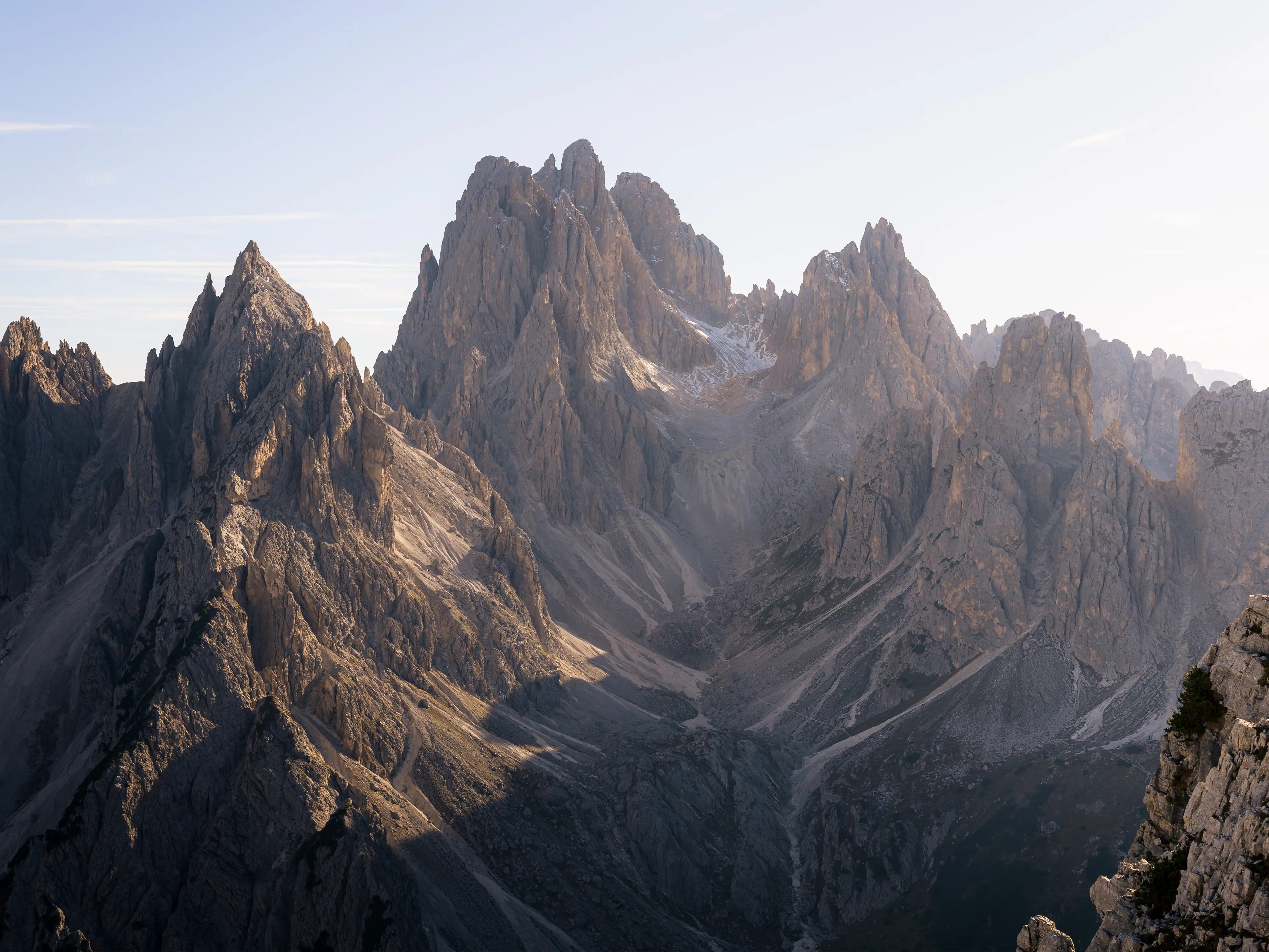 Blick auf die markanten Gipfel der Cadini Misurina im Abendlicht.
