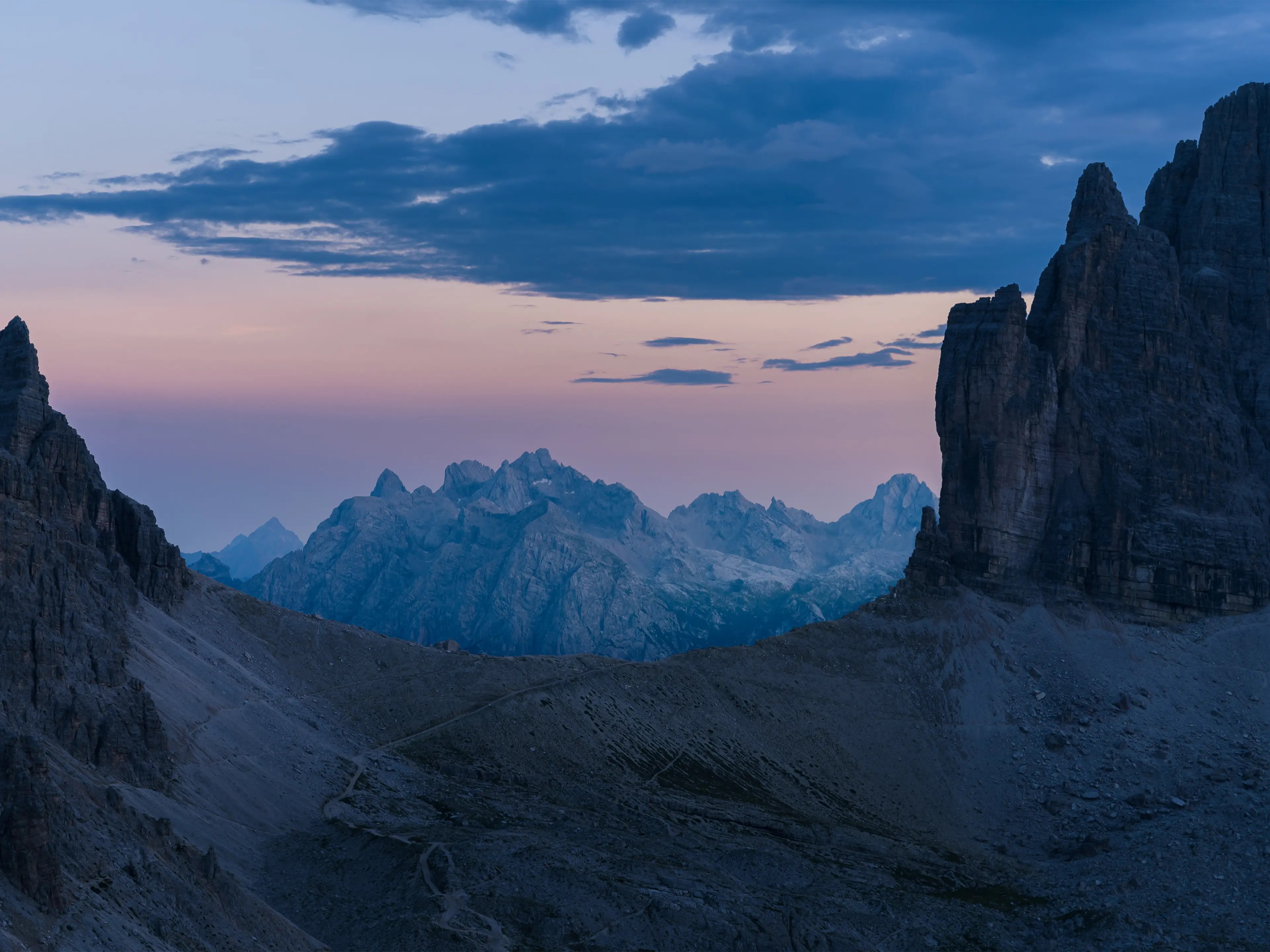 Der Paternsattel an den Drei Zinnen zur Blauen Stunde.