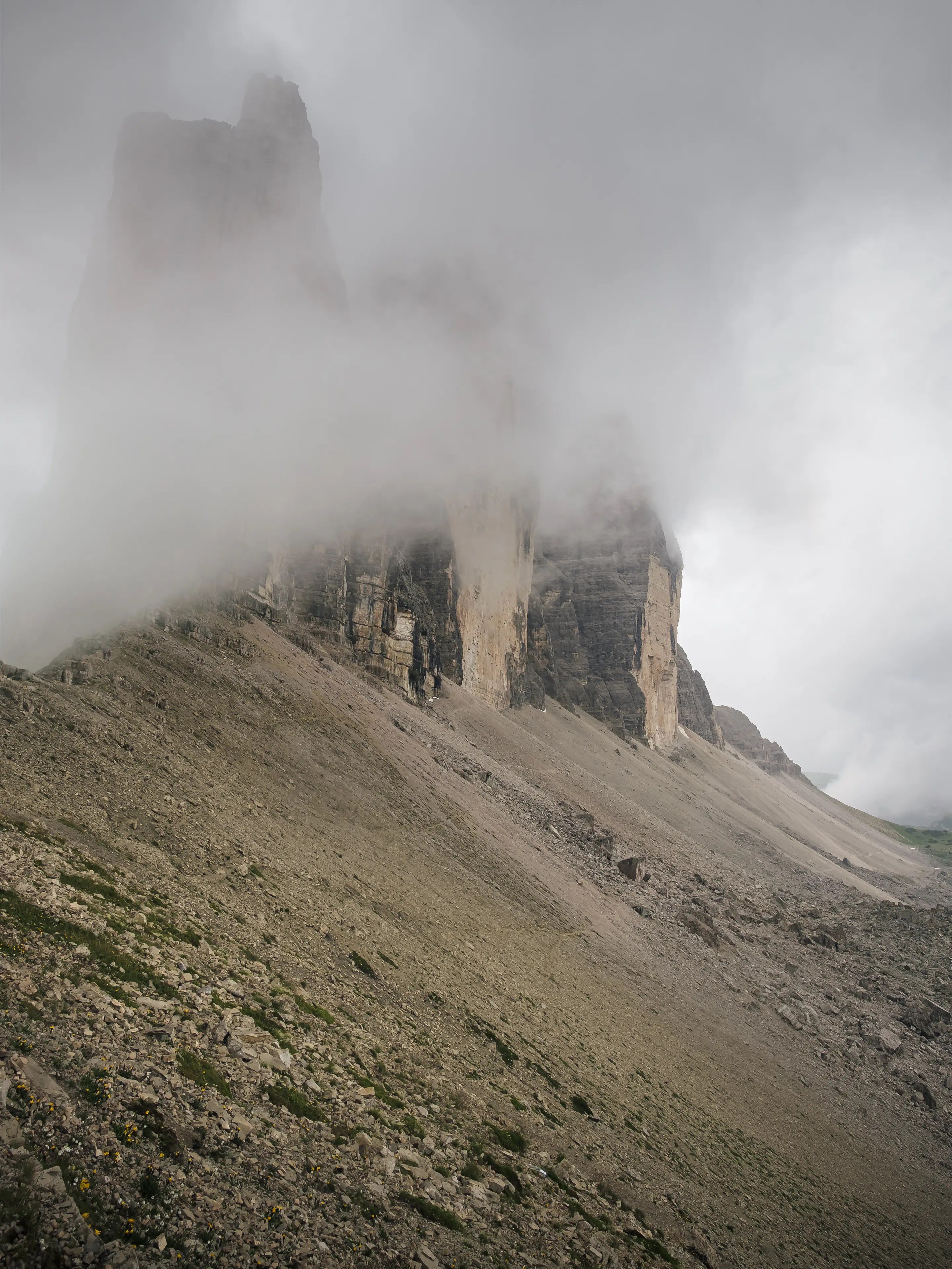 Nordseite der Drei Zinnen am Paternsattel an einem wolkigen Tag