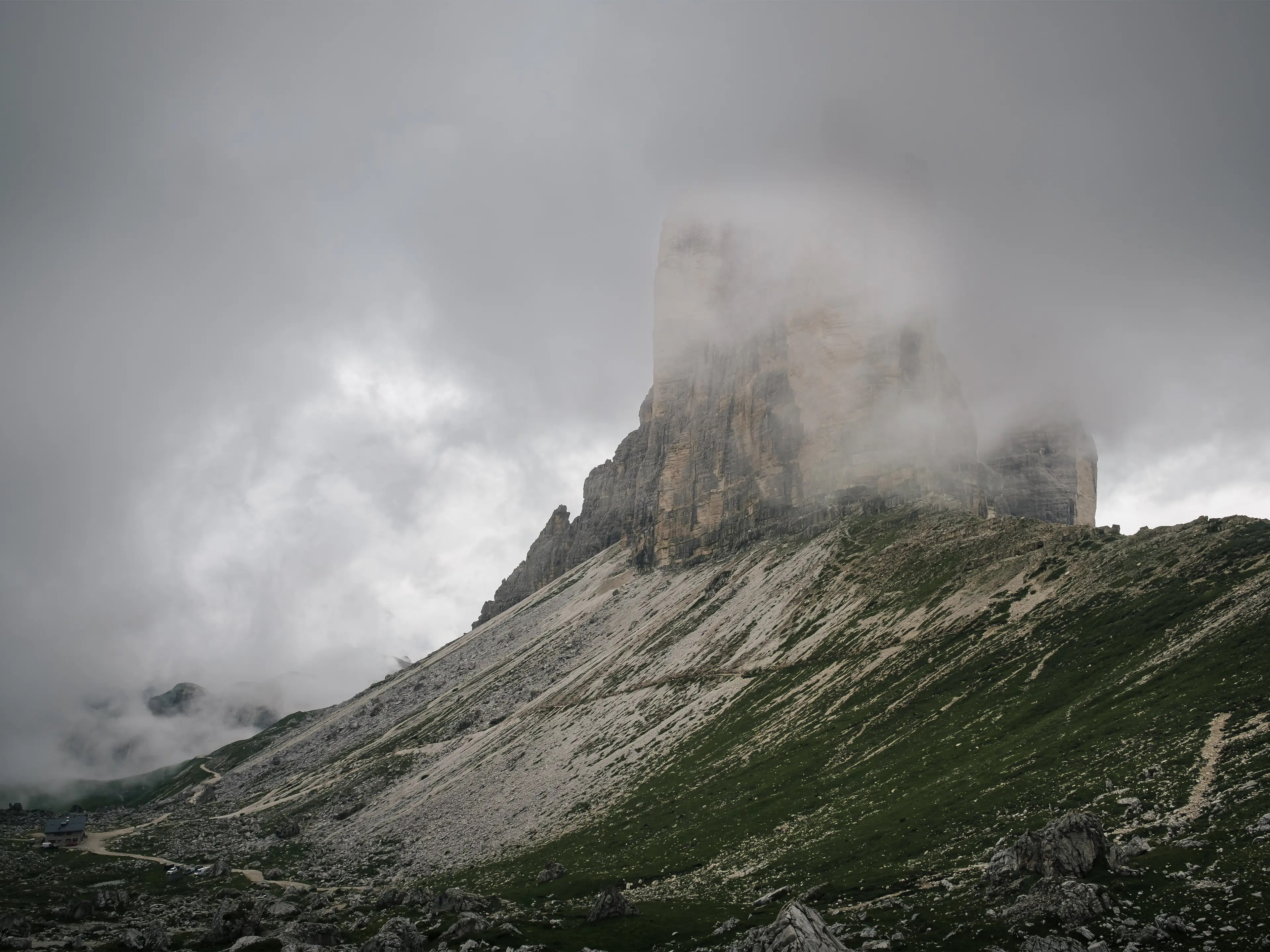 Südseite der Drei Zinnen am Paternsattel an einem wolkigen Tag