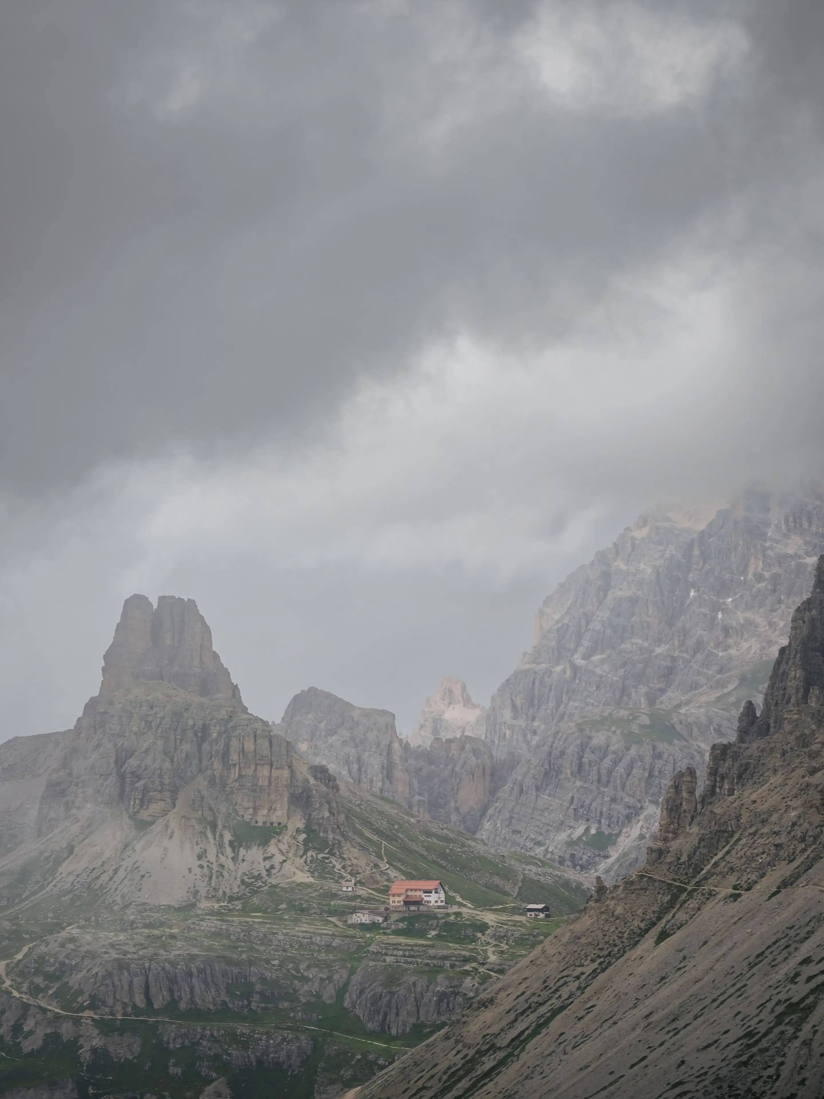 Blick zur Drei Zinnen Hütte vom Paternsattel.