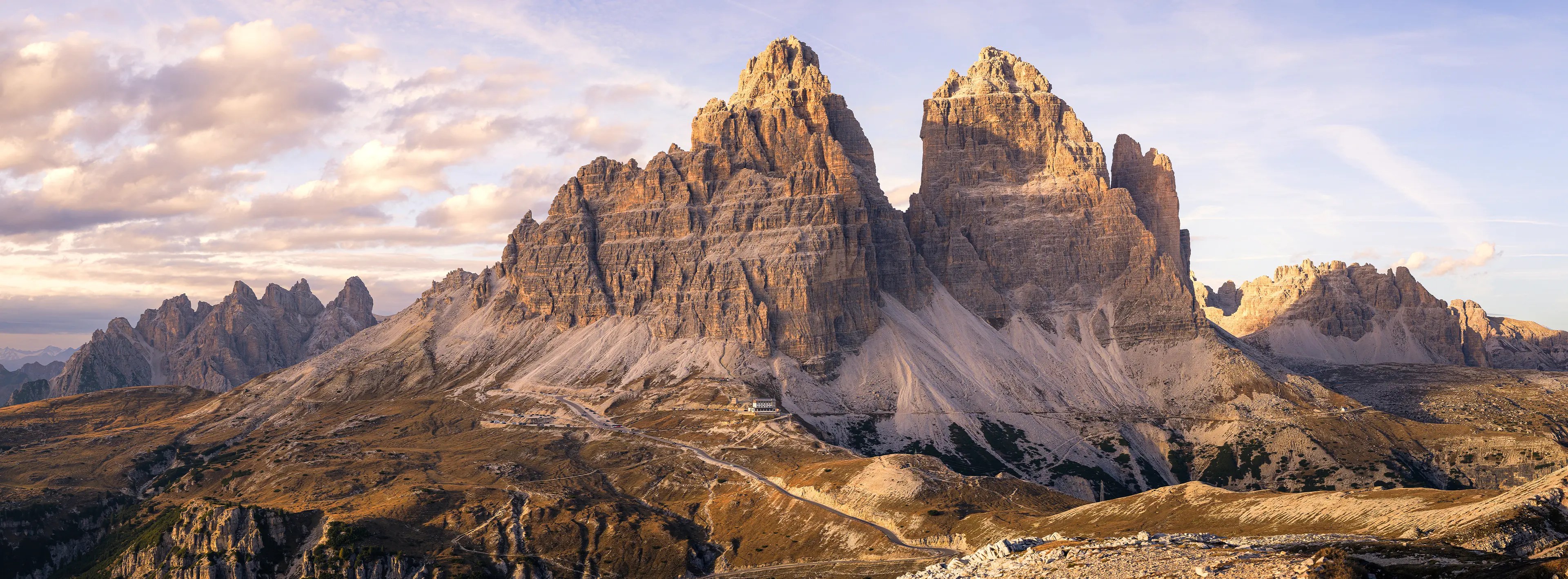 Panoramaaufnahme der Südseite der Drei Zinnen von Fotospot an der Cadini di Misurina