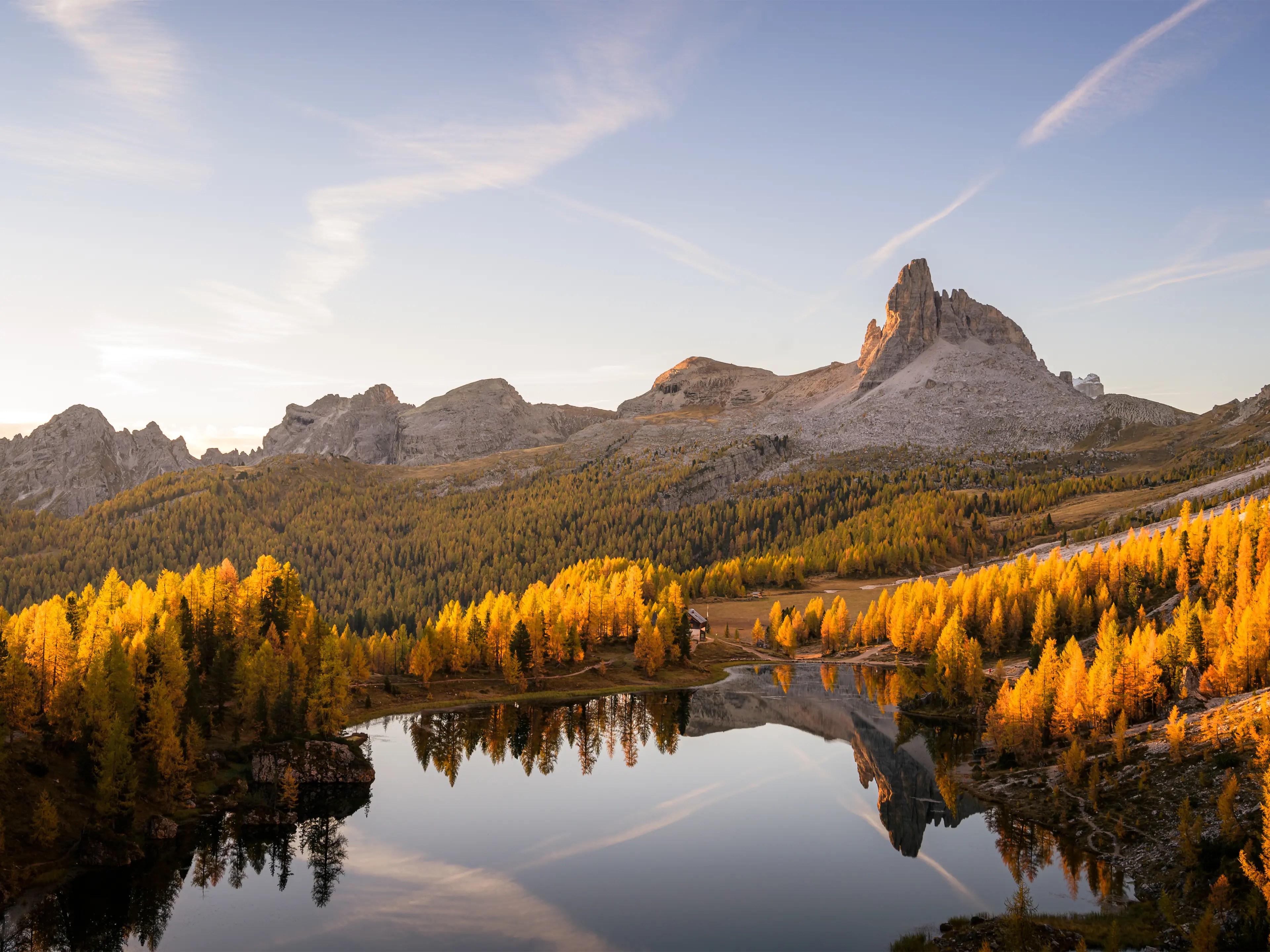 Blick über den Lago Federa und die gold gelben Lärchenwälder an seinen Ufern.