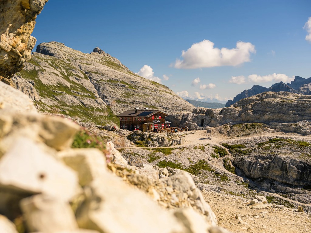 Die Büllelejochhütte an einem klaren Sommertag eingebettet in den Dolomiten.