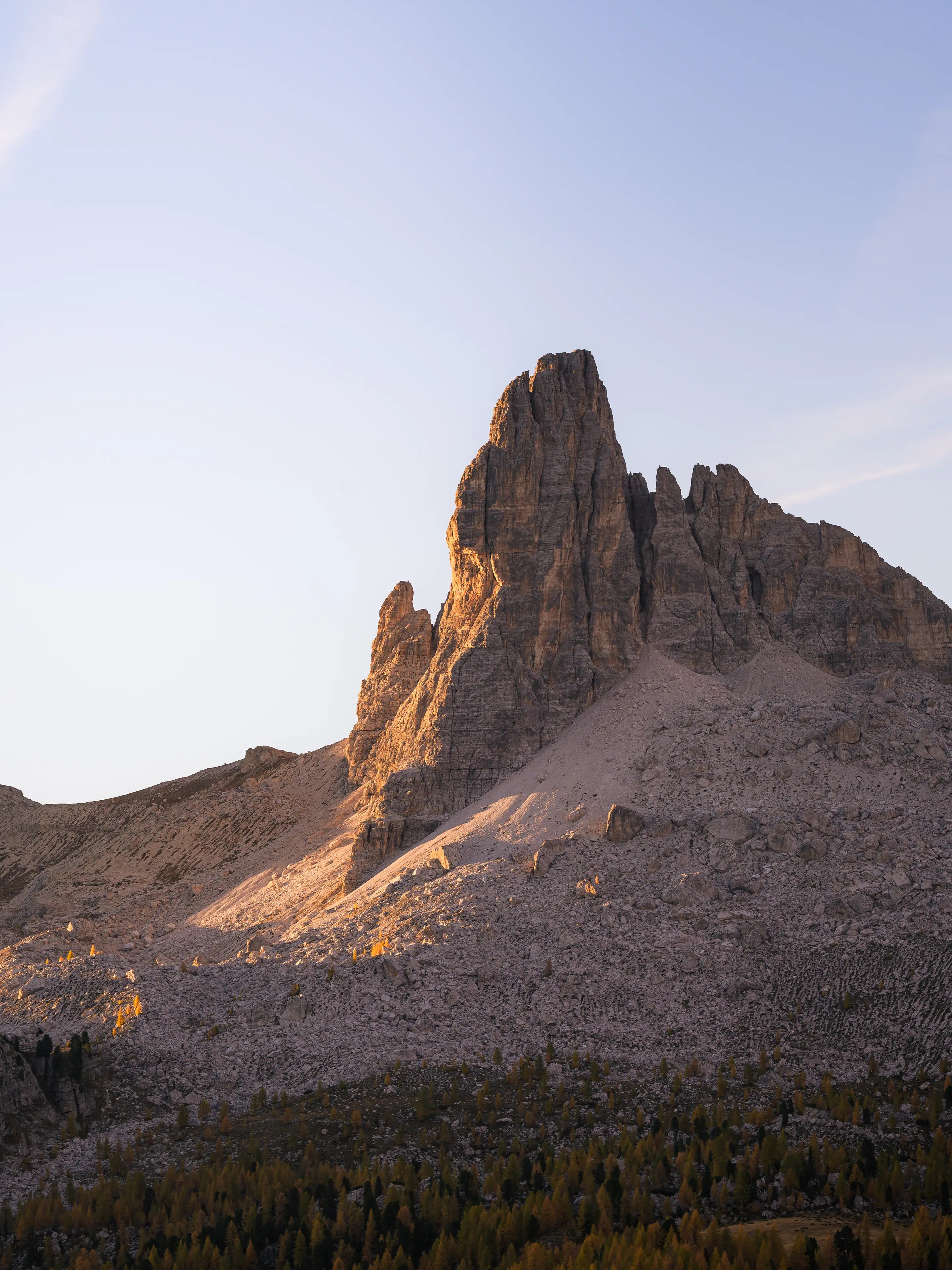 Blick auf den Gipfel des Becco di Mezzodì über den Lago Federa.