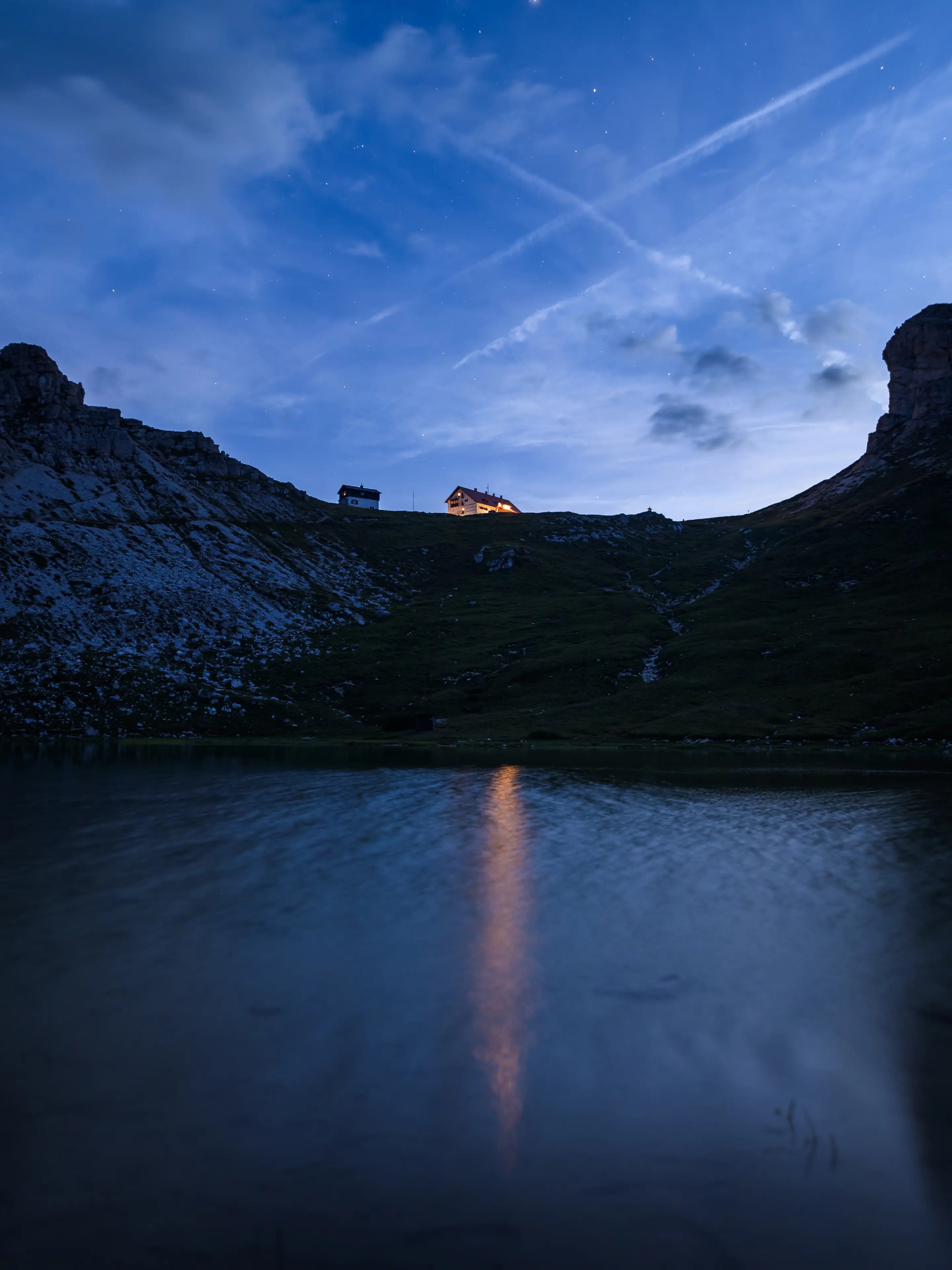 Blick auf die Drei Zinnen Hütte von Bödenseen zur Blauen Stunde.