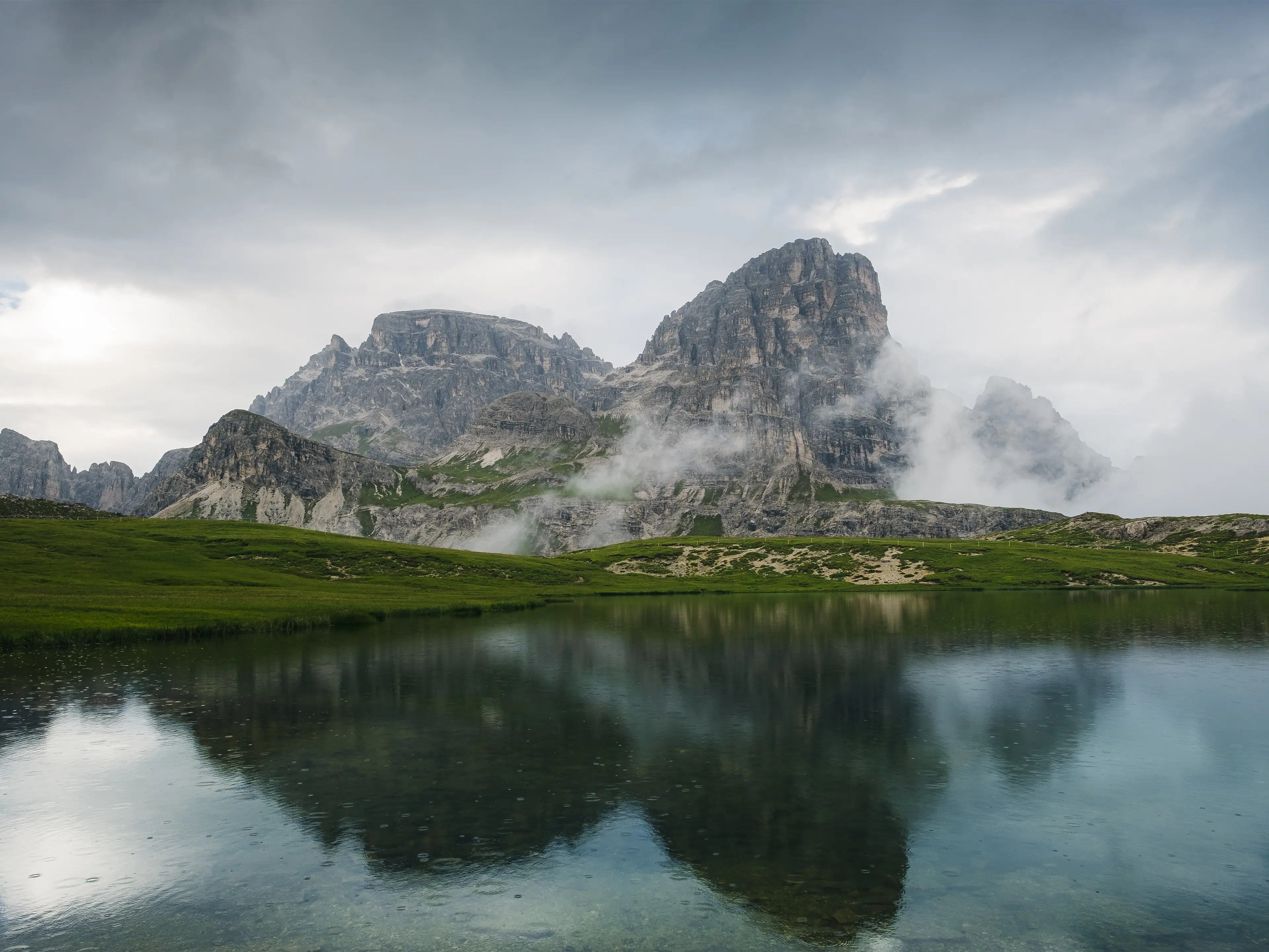 Blick auf die Sextner Dolomiten an den Bödenseen.