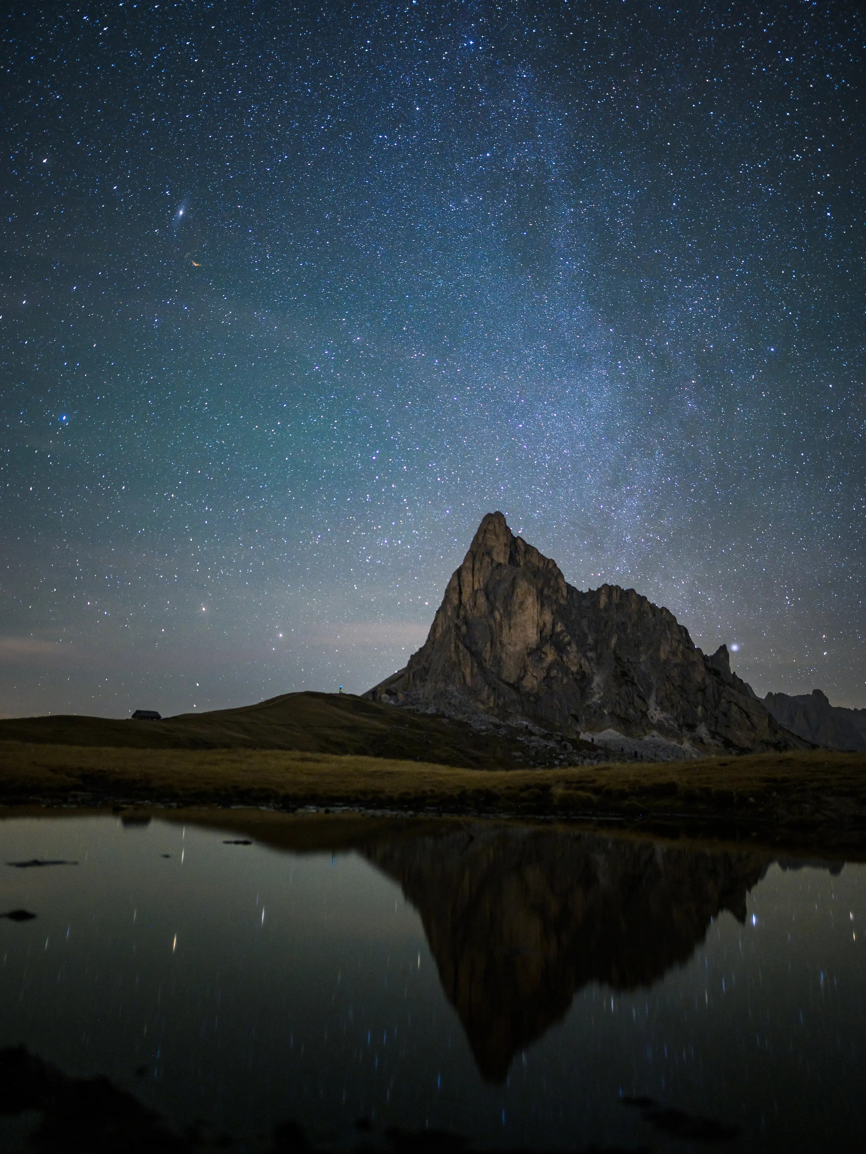 Eine Berglandschaft unter dem Sternenhimmel