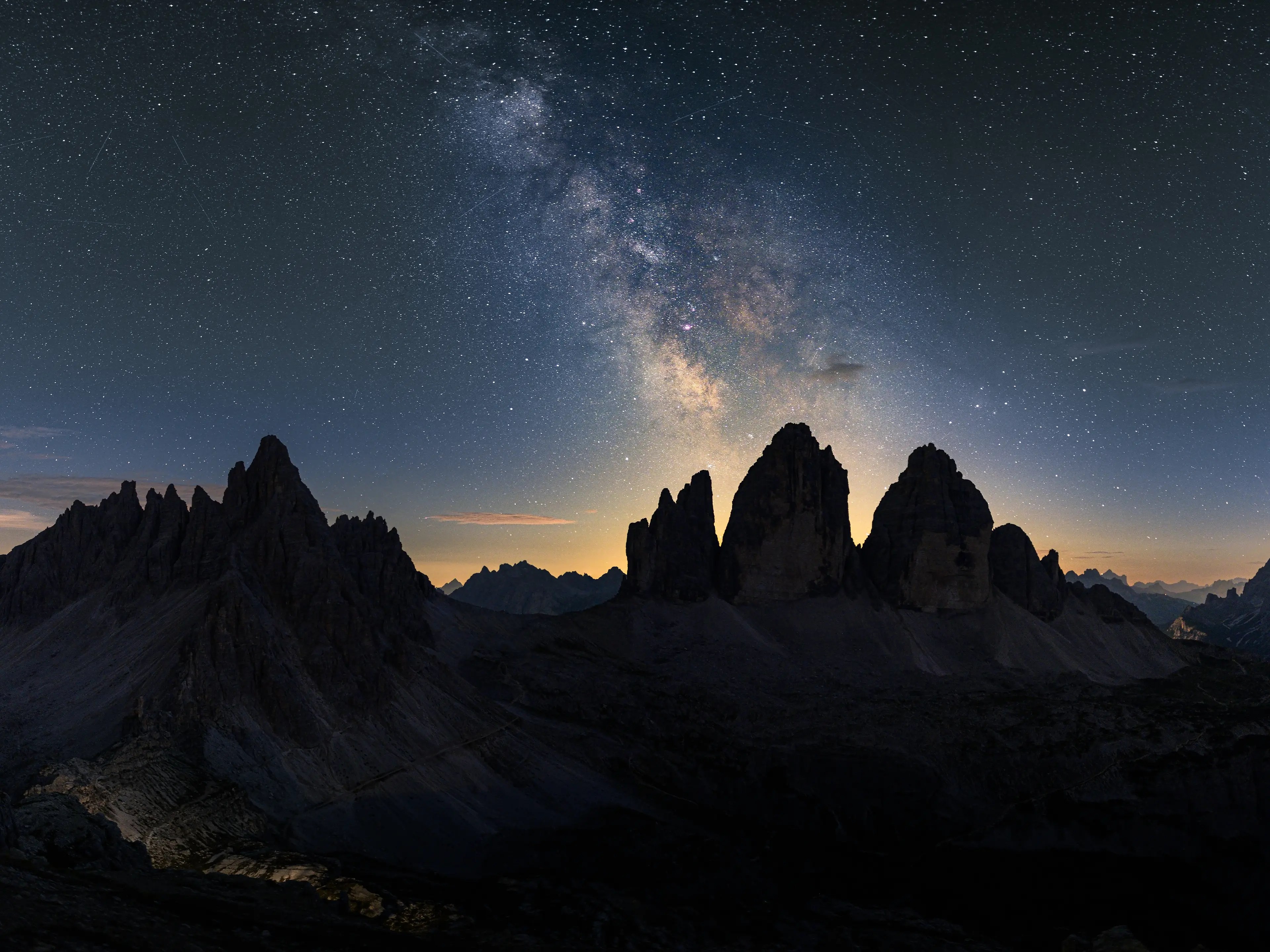 Die Milchstraße über den Drein Zinnen in einer klaren Sommernacht.