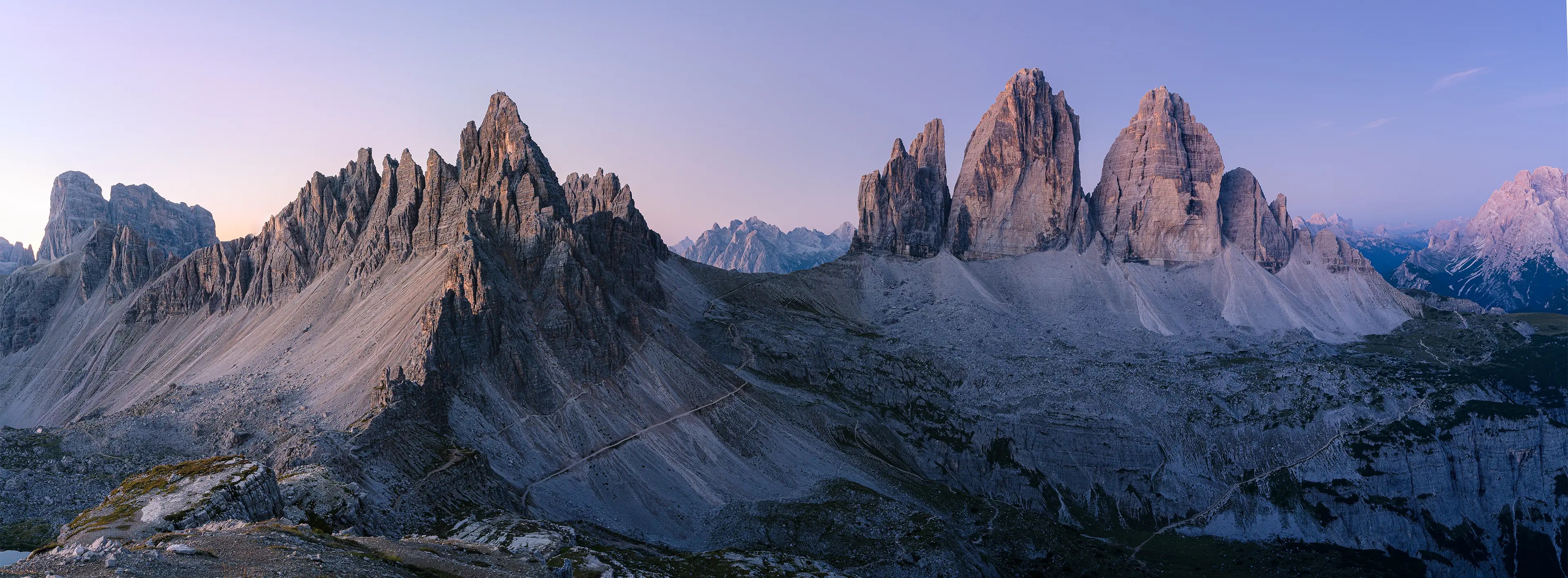 Panoramablick vom Sextner Stein mit dem Paternkofel und den Drei Zinnen.