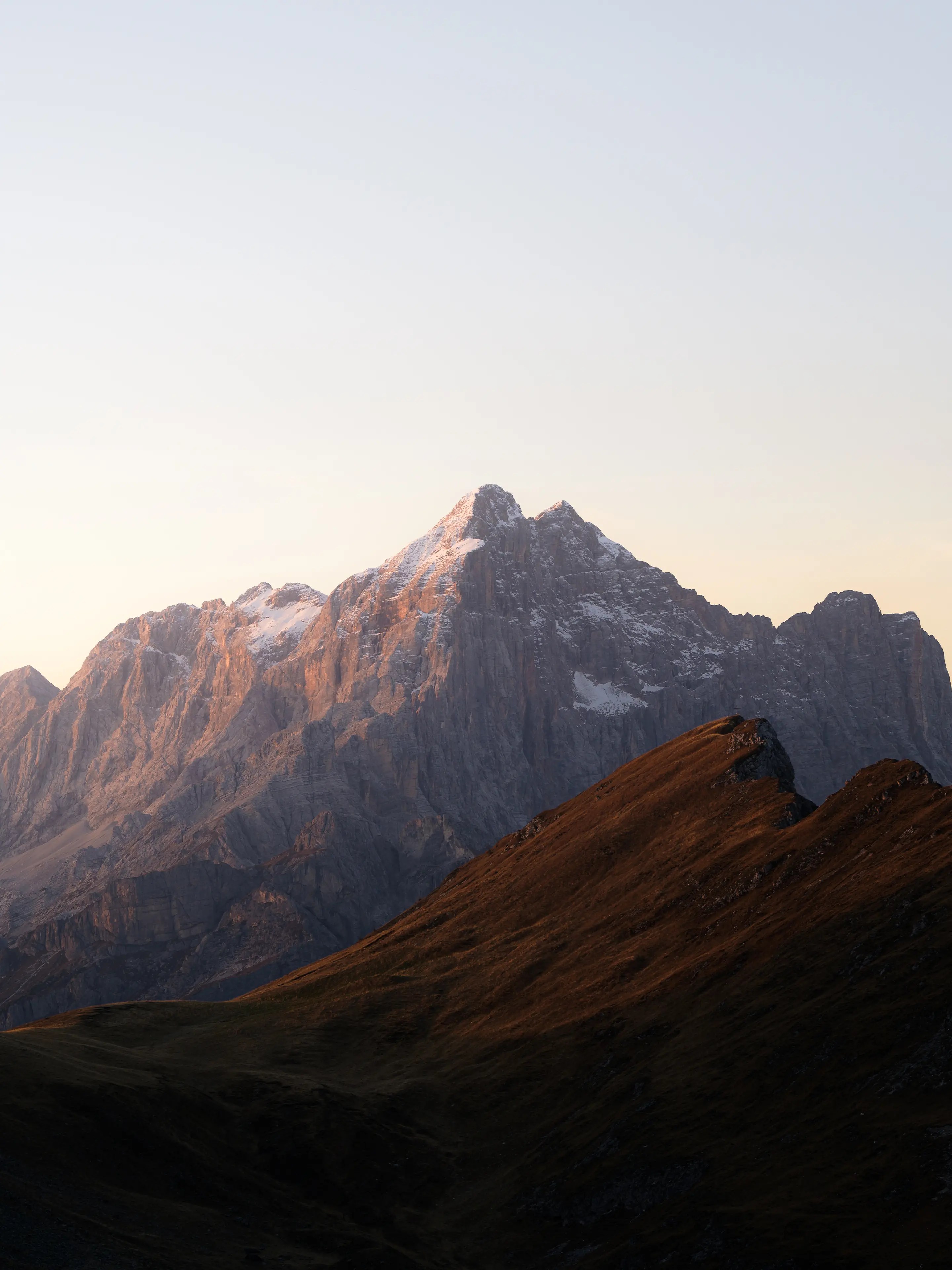 Der Blick auf den Monte Civetta im Morgenlicht oberhalb des Passo Giau.