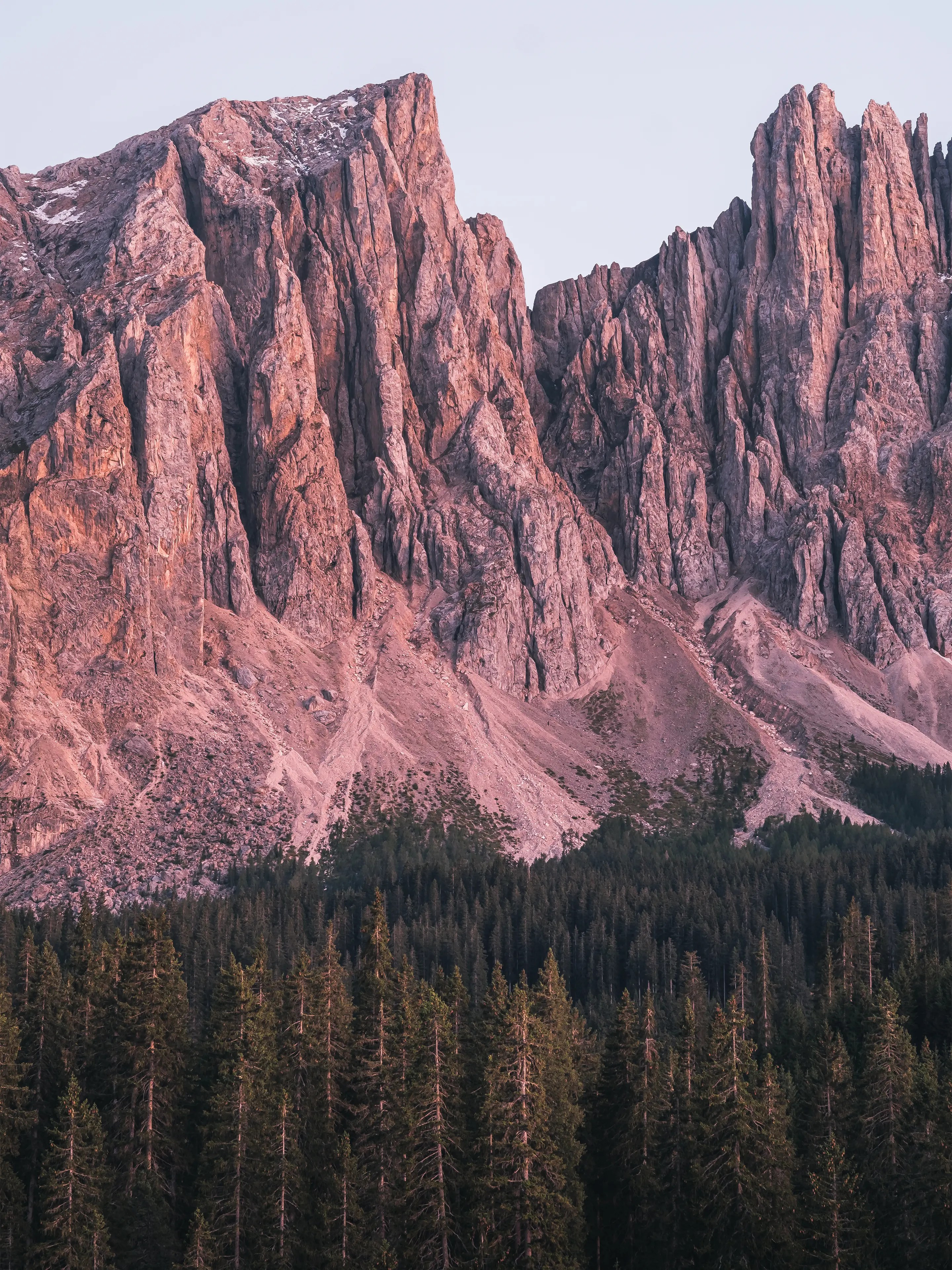 Die Gipfel der Latemargruppe leuchte in Magenta-Tönen nach Sonnenuntergang.
