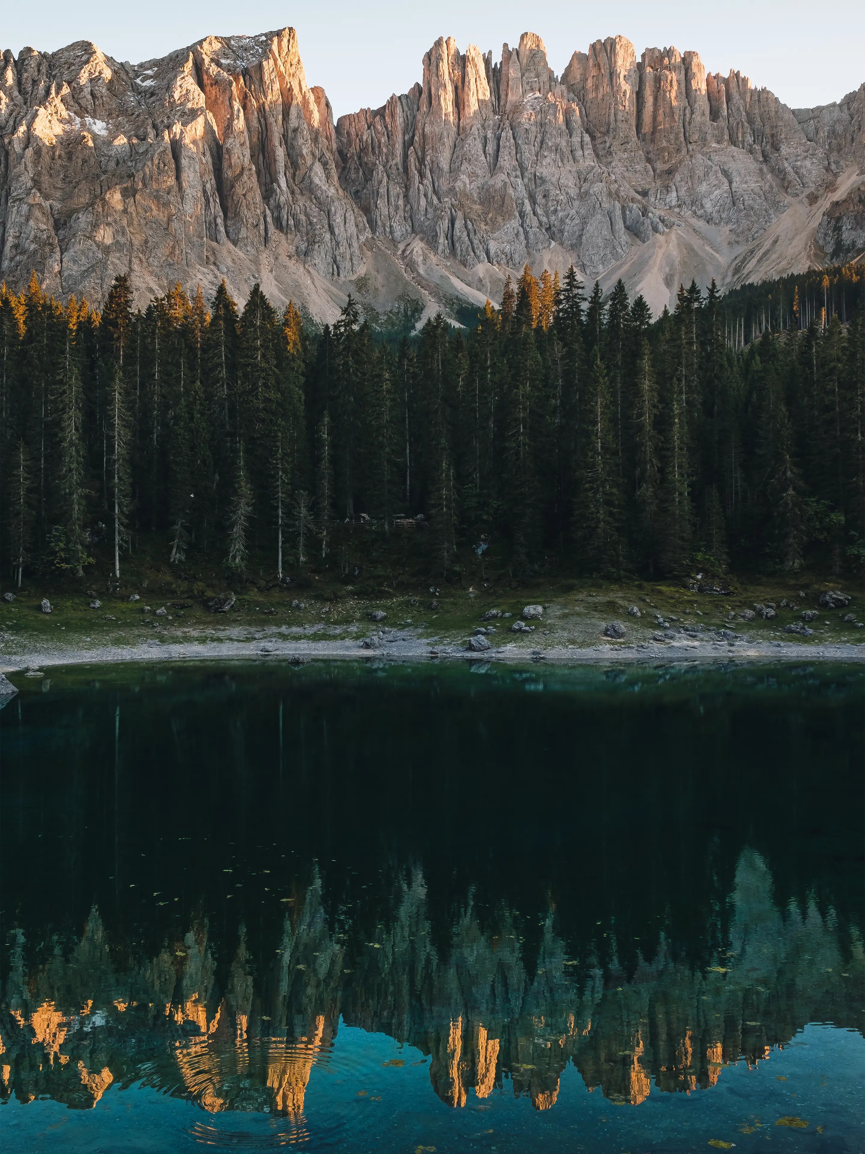 Der direkte Blick über den türkisblauen Karersee zum Latemar.