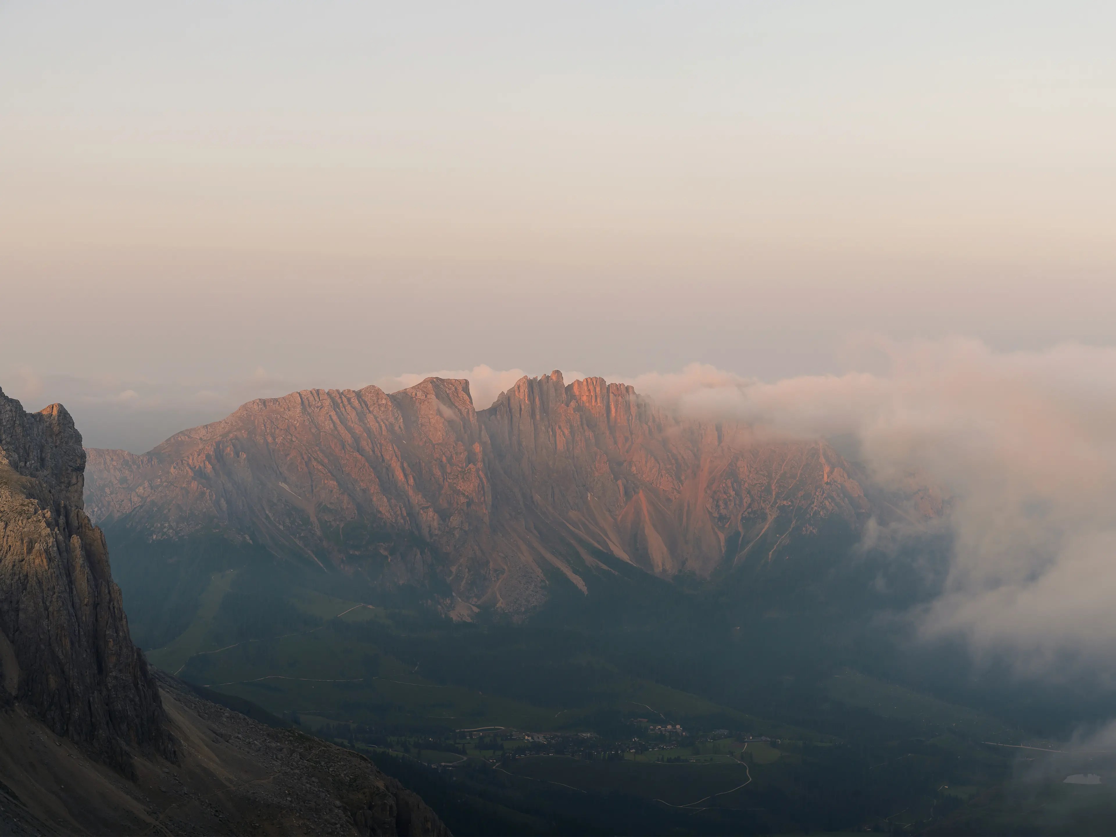 Der Blick vom Santnerpass zum Latemargebirge am Morgenlicht.