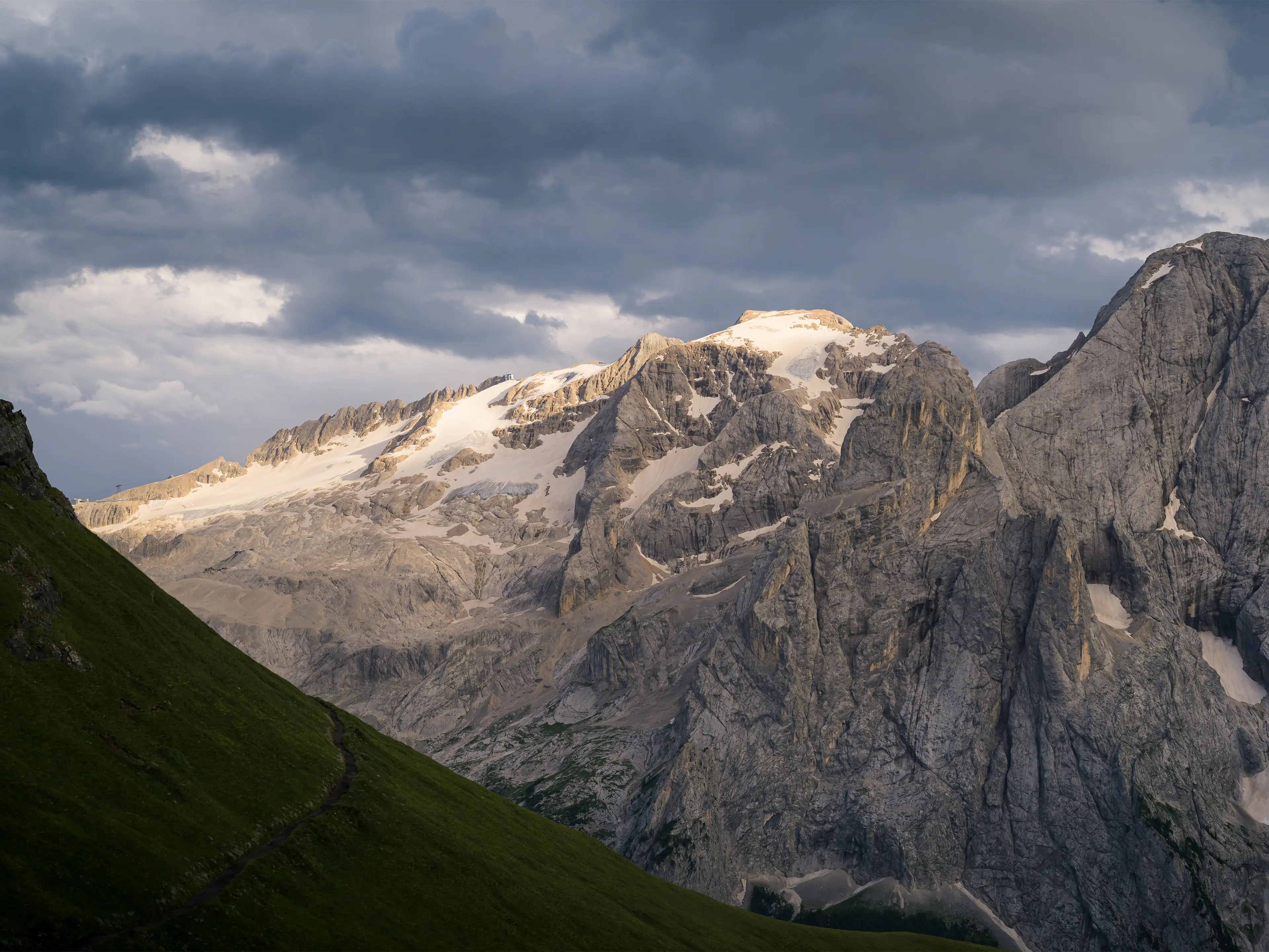 Der Blick zur Marmolada von den Wanderwegen rund um den Passo Pordoi.