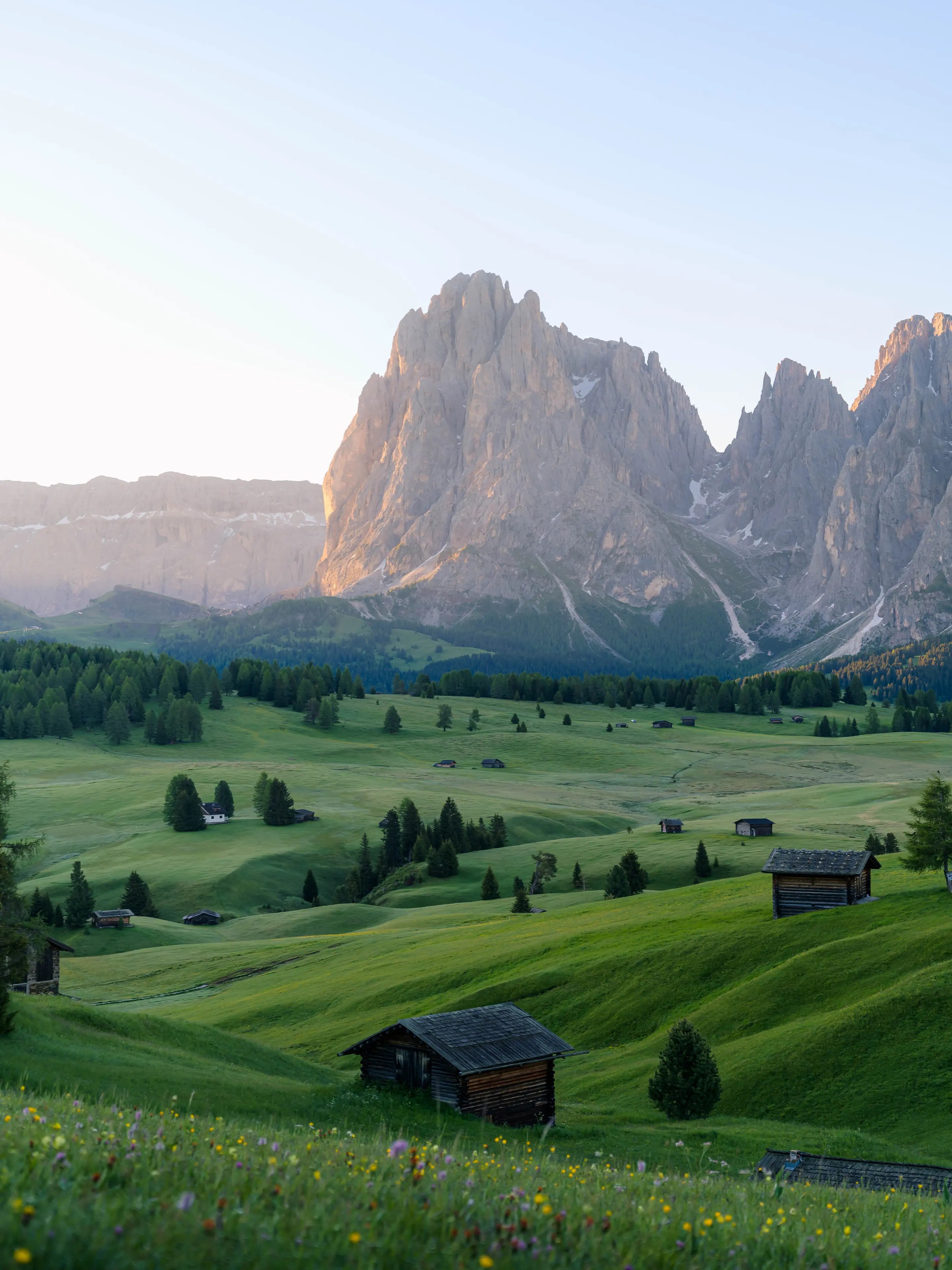Blick über die Wiesen der Seiser Alm zum Langkofel zum Sonnenaufgang.