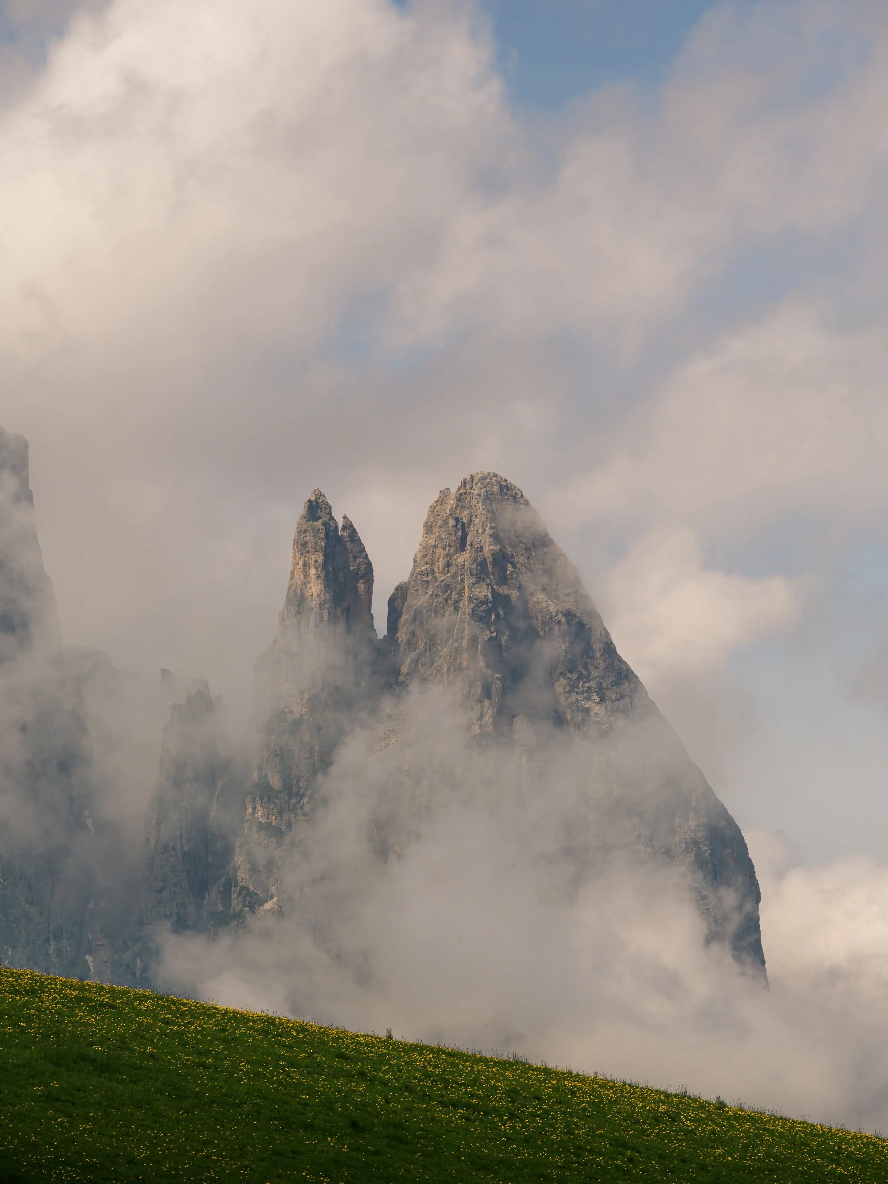 Blick zum Schlern von den Wiesen der Seiser Alm.