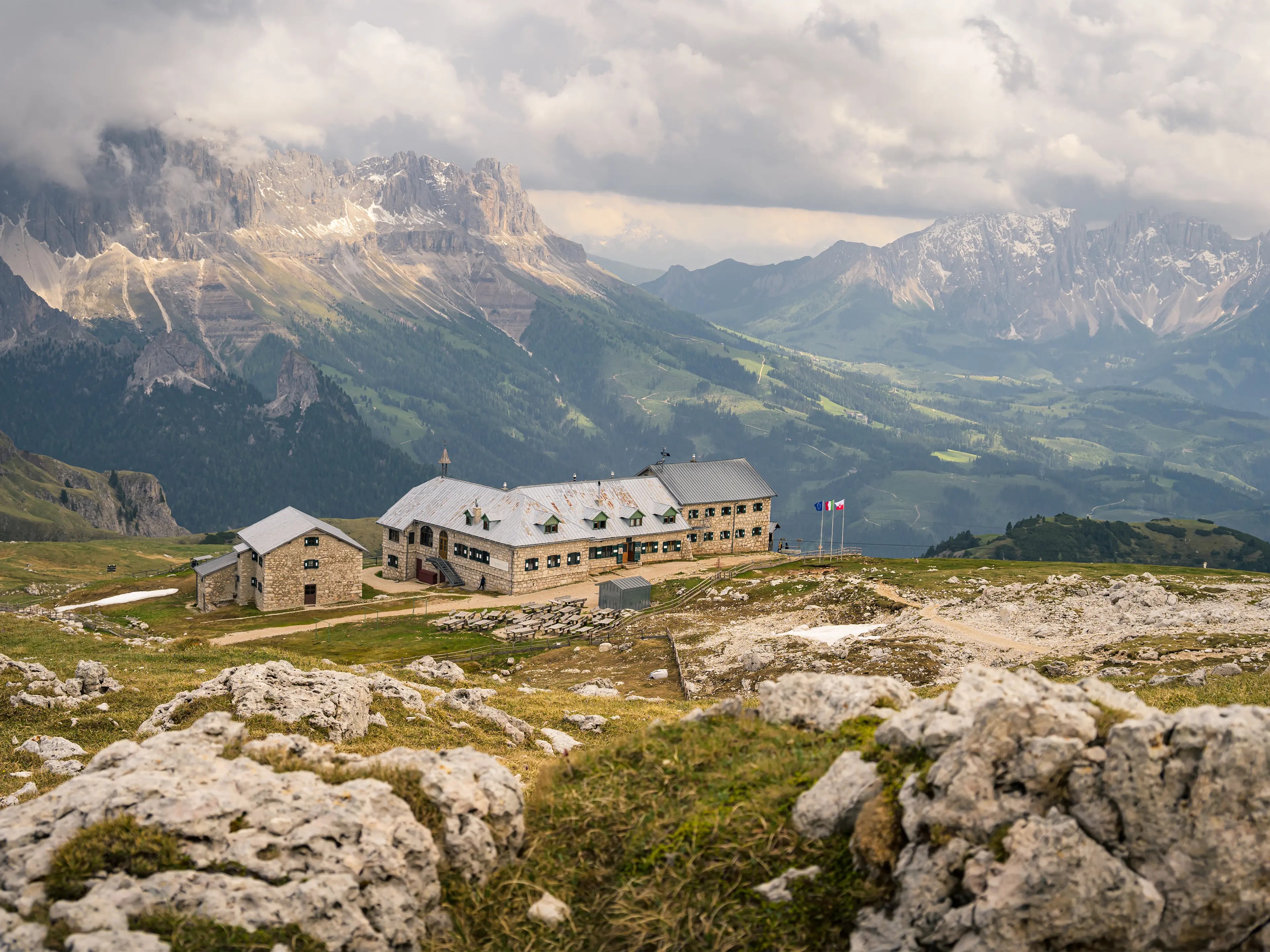 Das Schlernhaus mit dem Rosengarten im Hintergrund