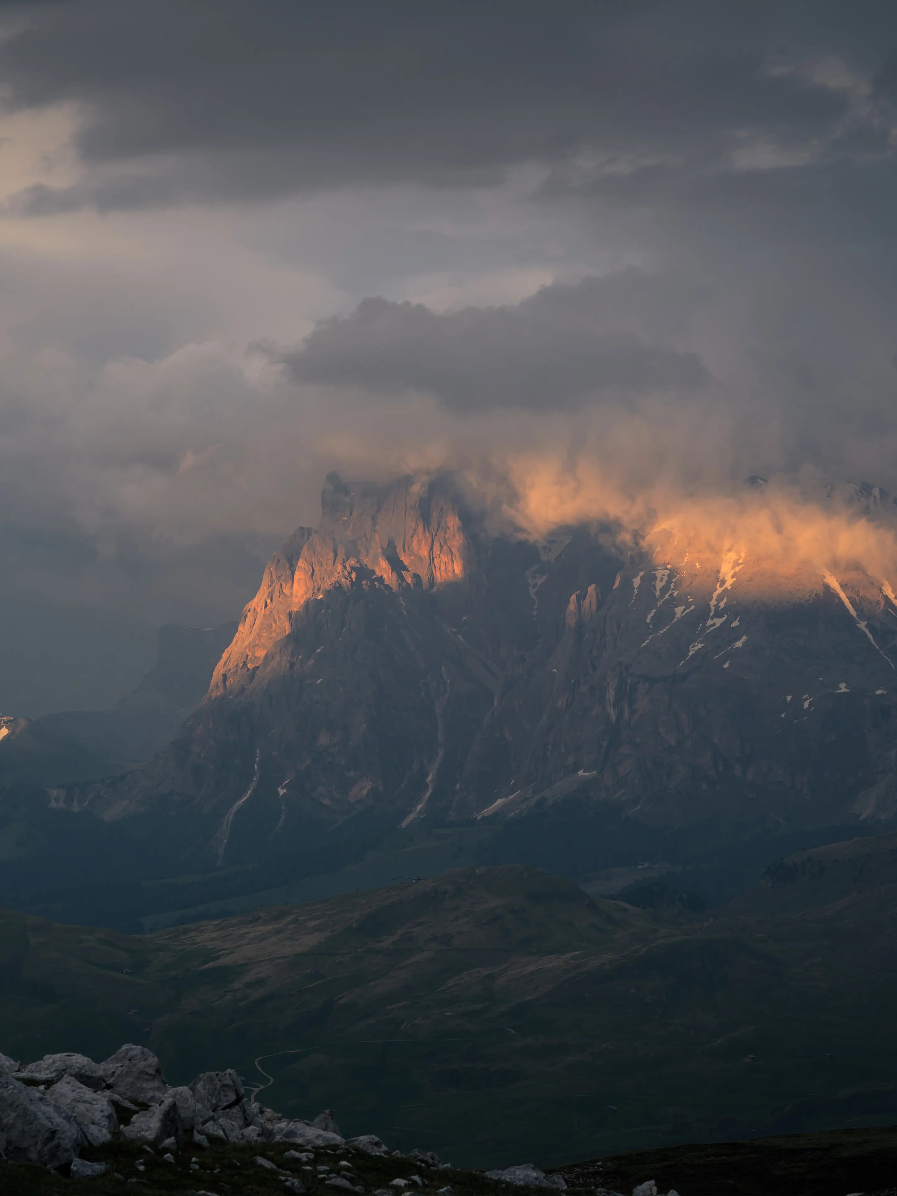 Der Langkofel gesehen vom Schlernhaus an einem stimmungsvollen Sonnenuntergang.