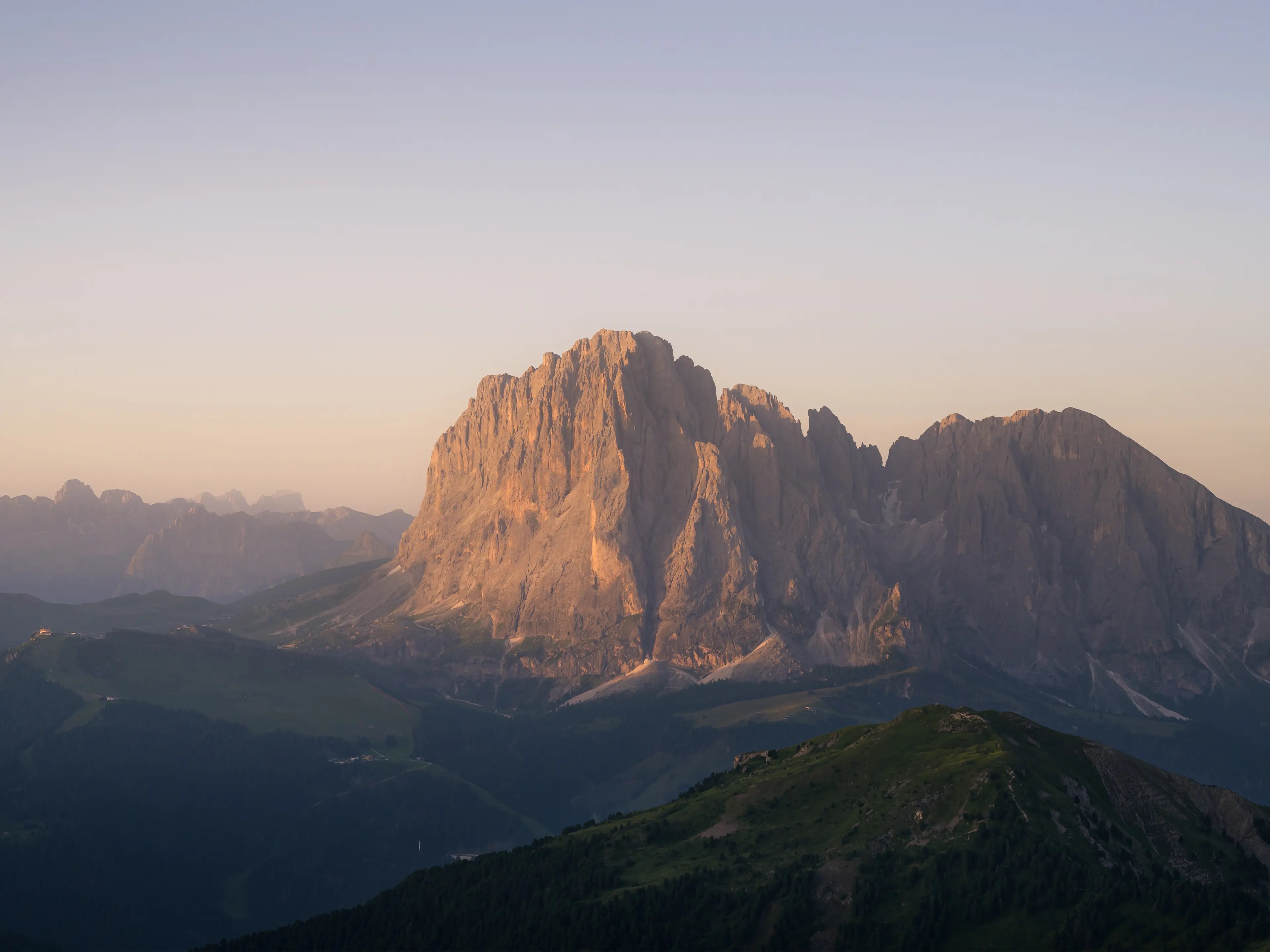 Der Ausblick von der Seceda zur Langkofelgruppe. Im Vordergrund ist der Monte Pic zu sehen.