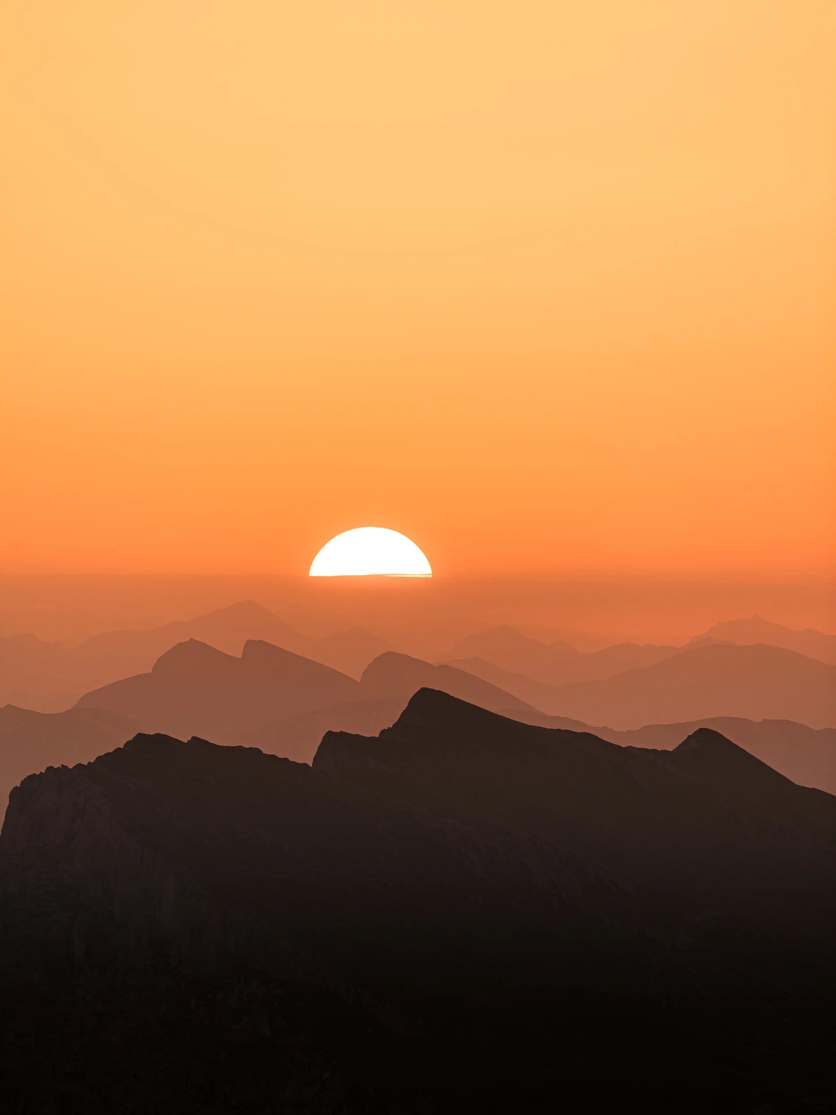 Sonnenaufgang über den Gipfeln der Dolomiten von der Seceda aus gesehen.
