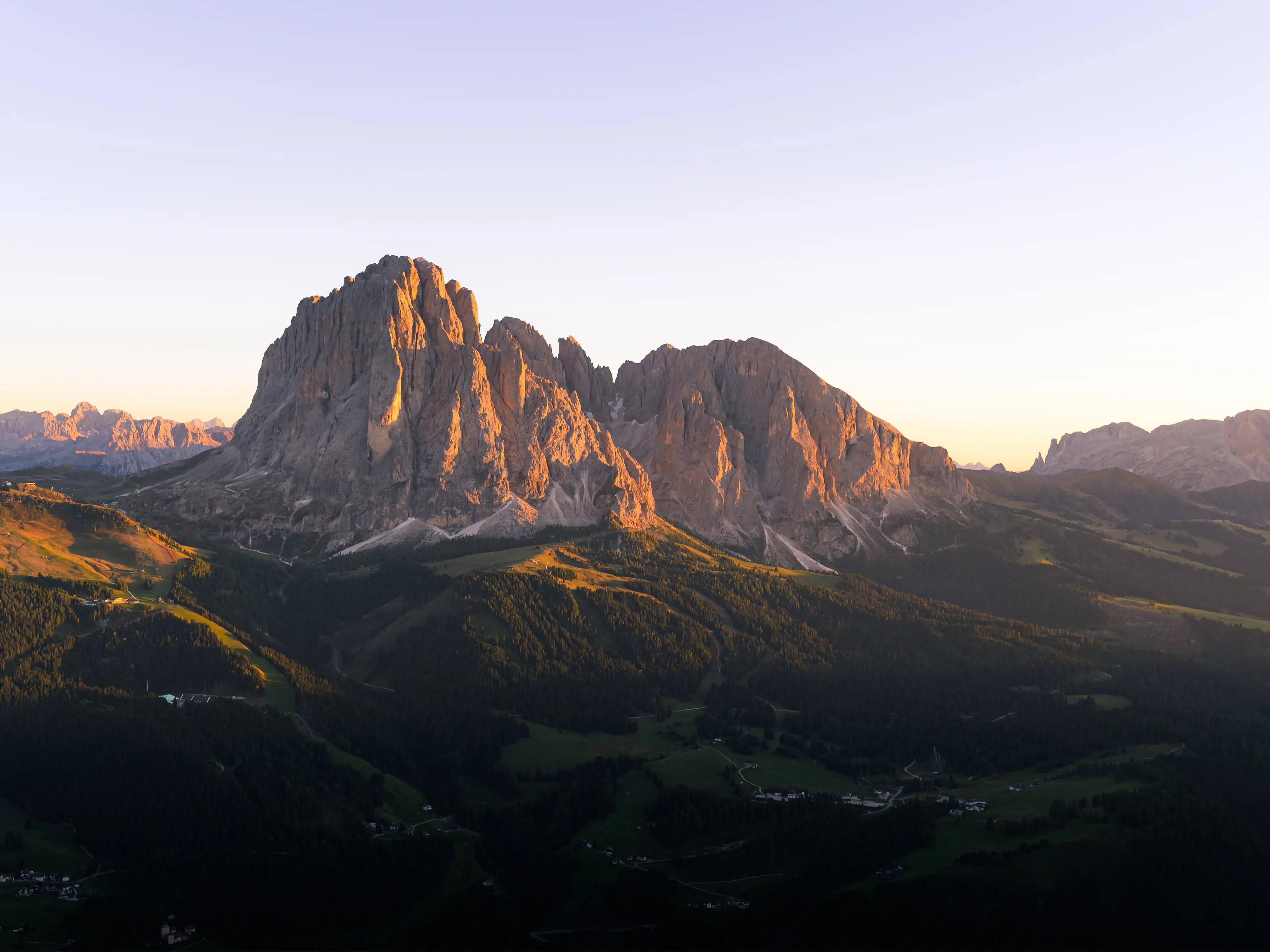 Blick auf die Langkofelgruppe vom Monte Pic zum Sonnenuntergang.