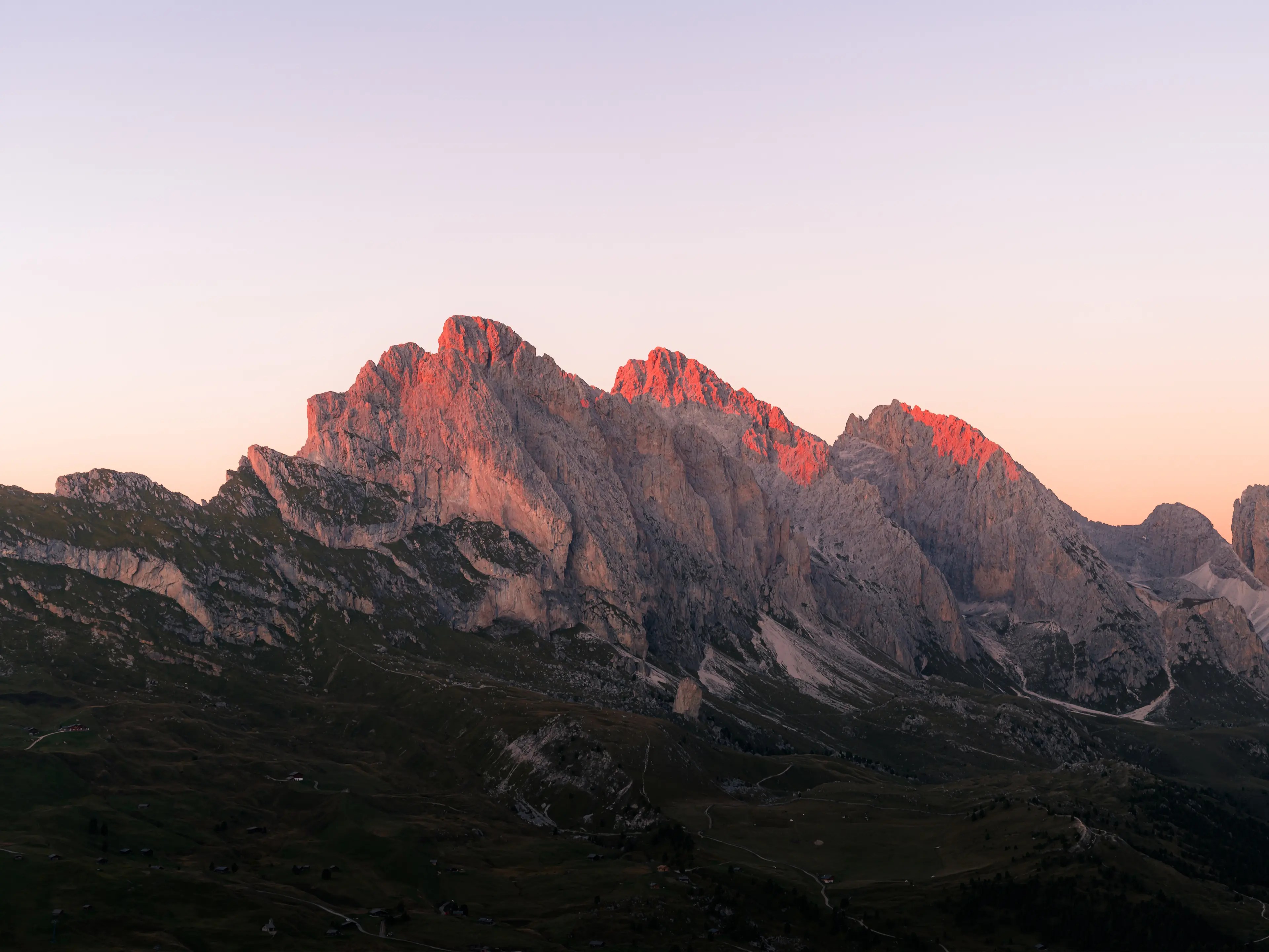 Die Geislerspitzen vom Monte Pic mit Alpenglühen am Abend.