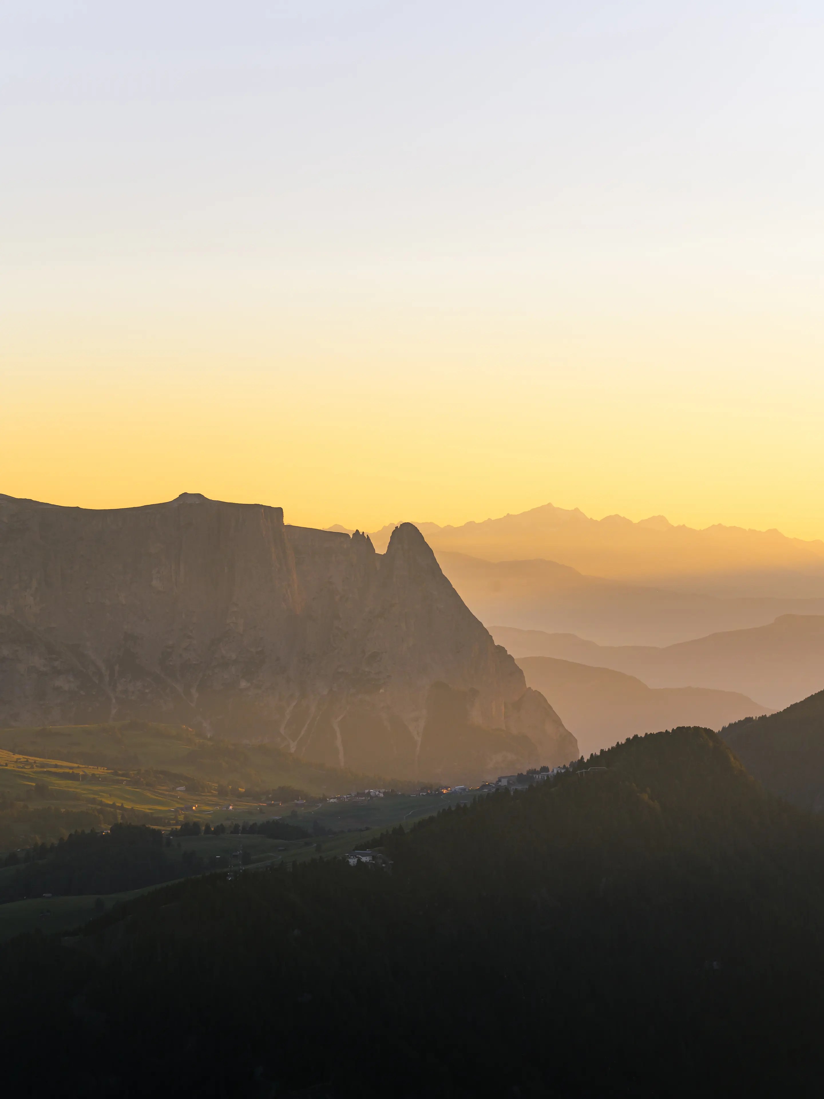 Der vom Monte Pic Blick über die Seiser Alm zum Schlern im Abendlicht.