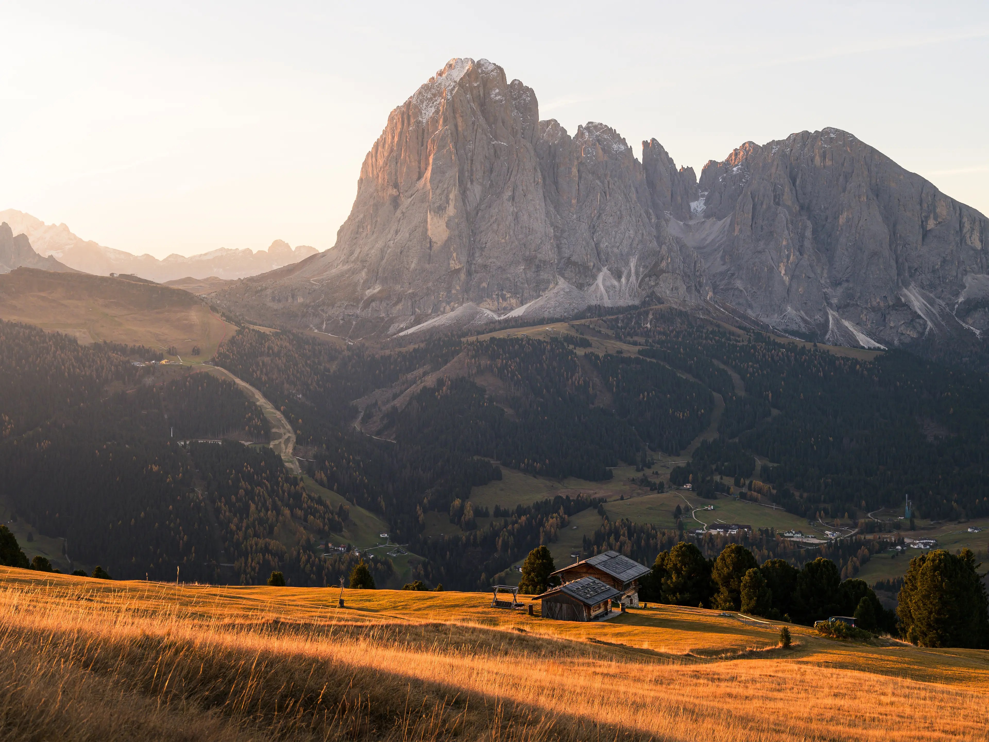 Ausblick von den Wiesen der Seurasas zum Langkofel an einem Herbstmorgen.