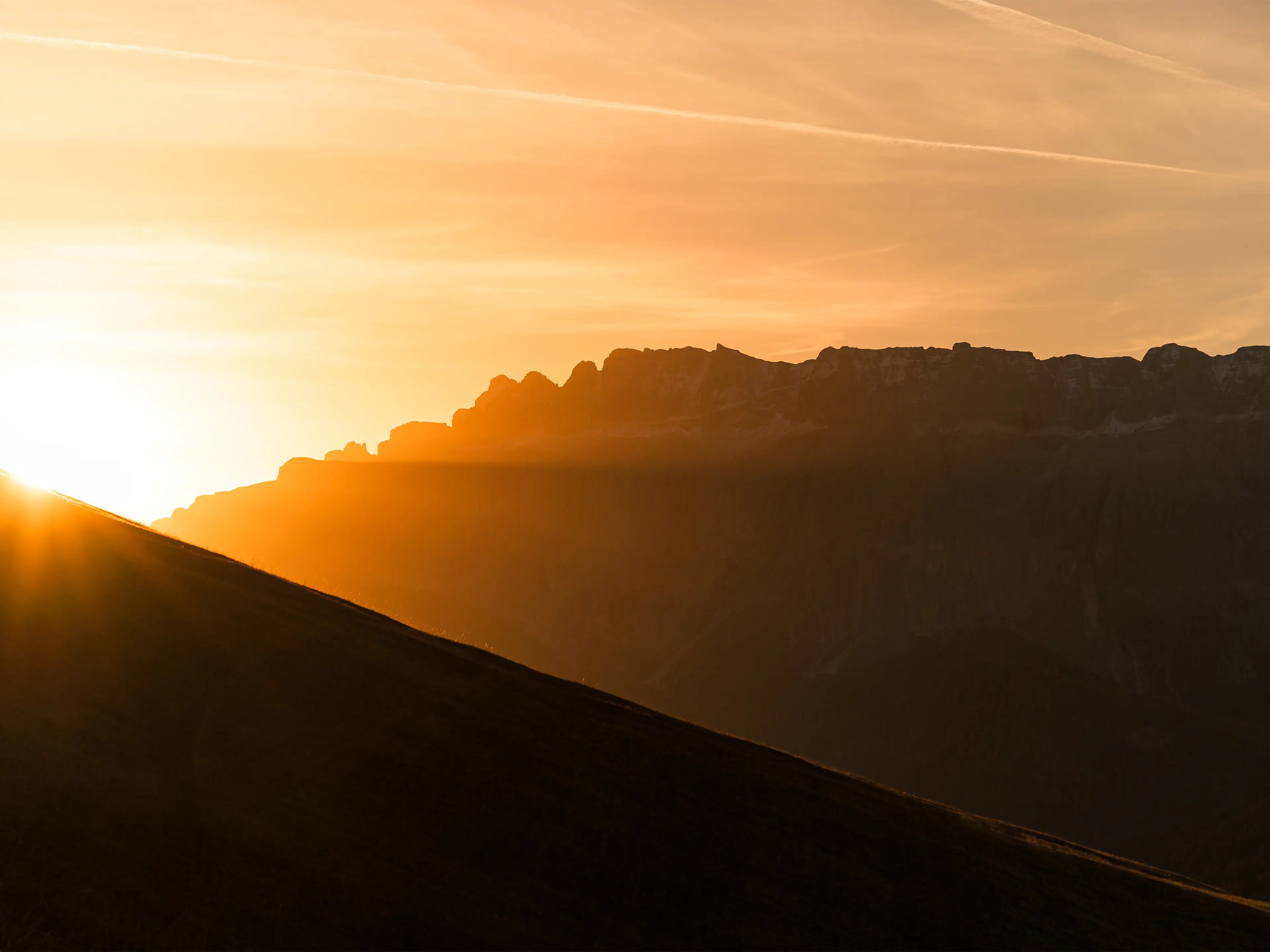Sonnenaufgang in den Dolomiten vor der Sellagruppe