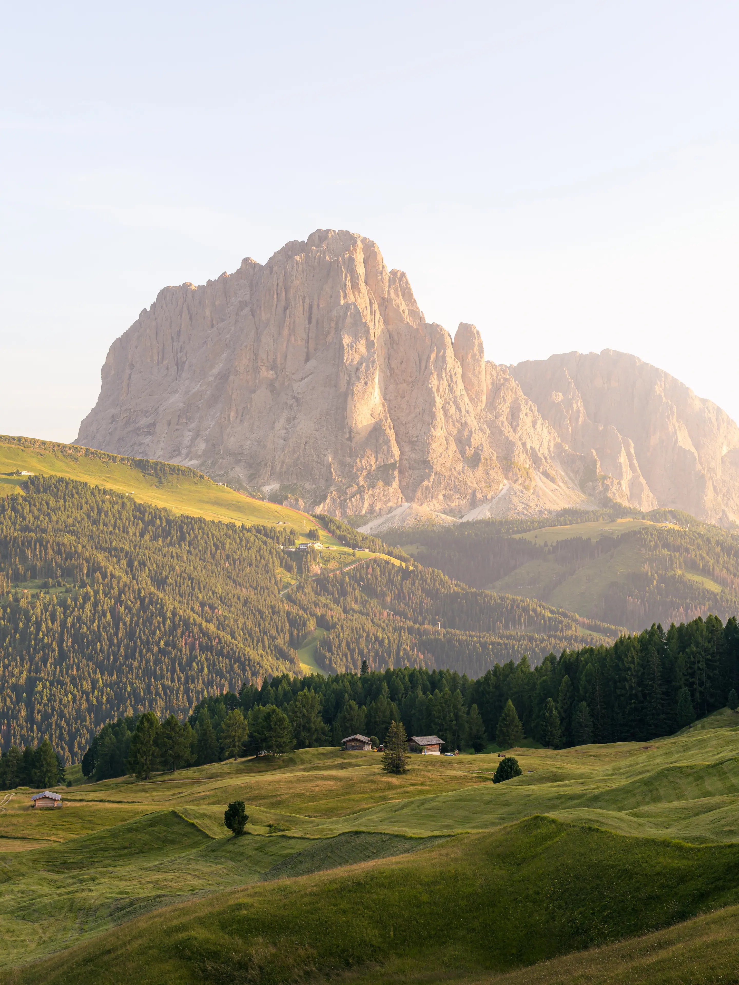 Blick auf den Langkofel in der Abendsonne von der Juac Hütte.