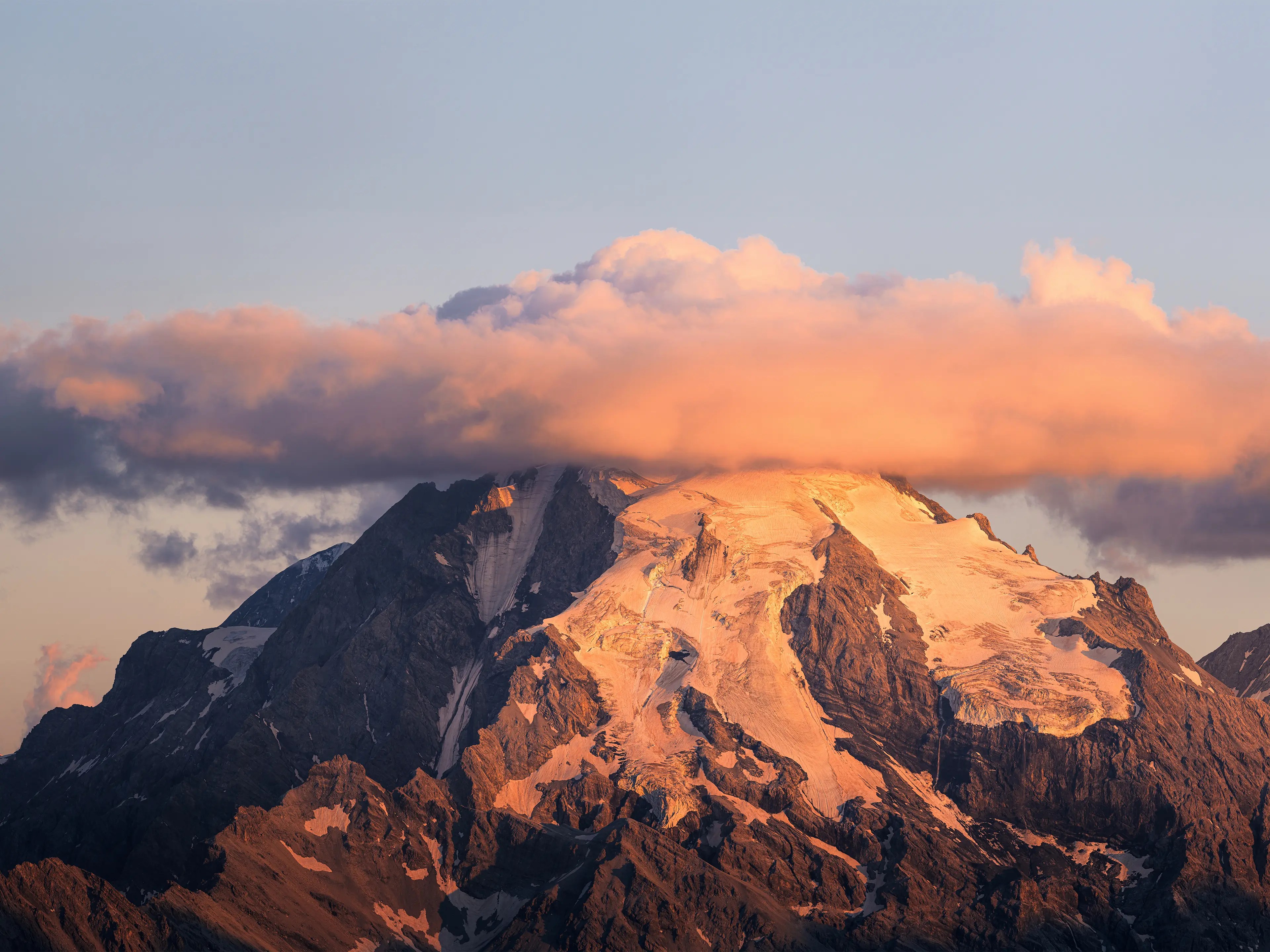 Der wolkenverhangene Gipfel des Ortler gesehen vom Piz Chavalatsch in Südtirol zum Sonnenuntergang.