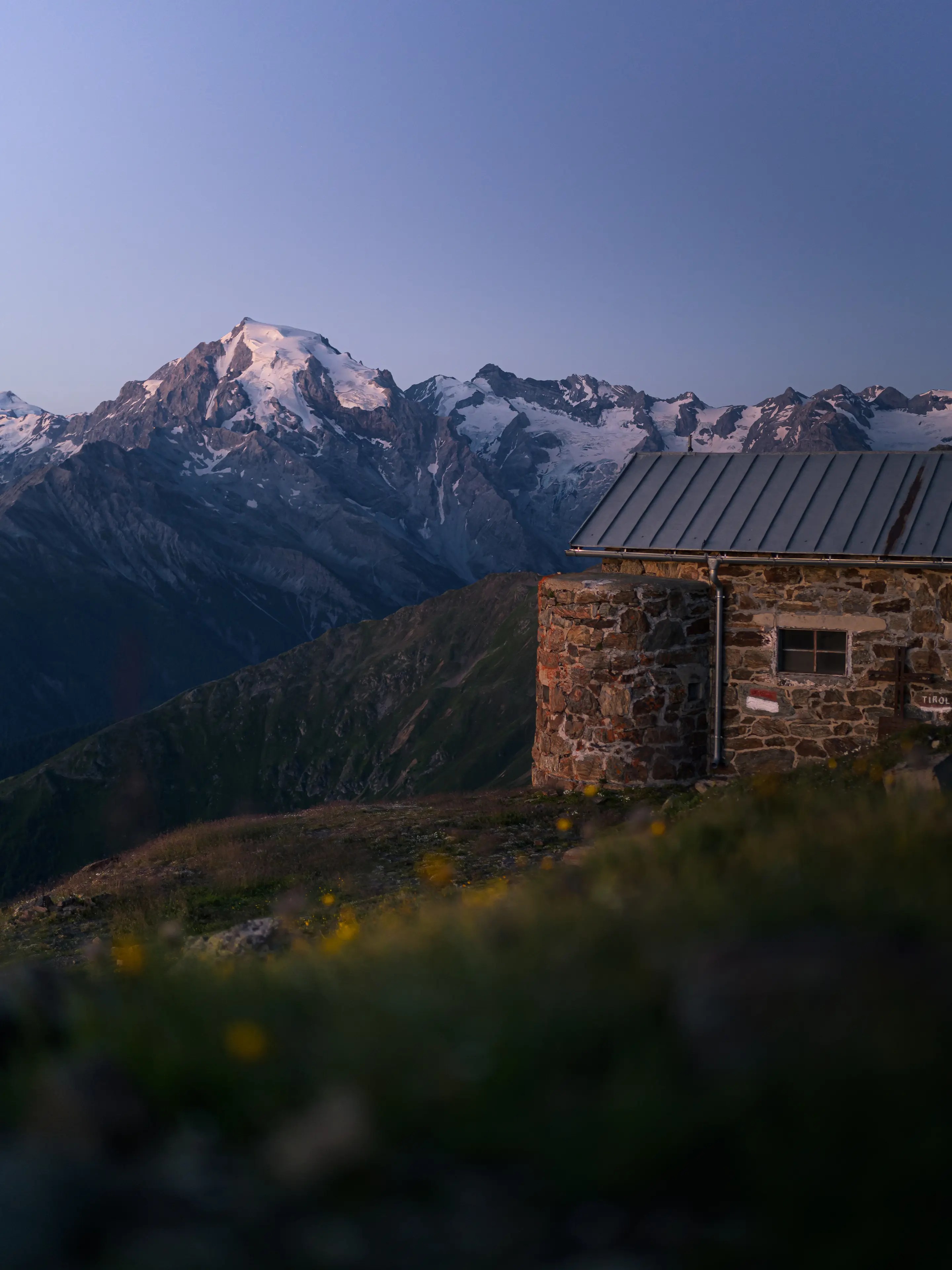 Blaue Stunde am Piz Chavalatsch im Vordergrund ist die alte Zollhütte zu sehen.
