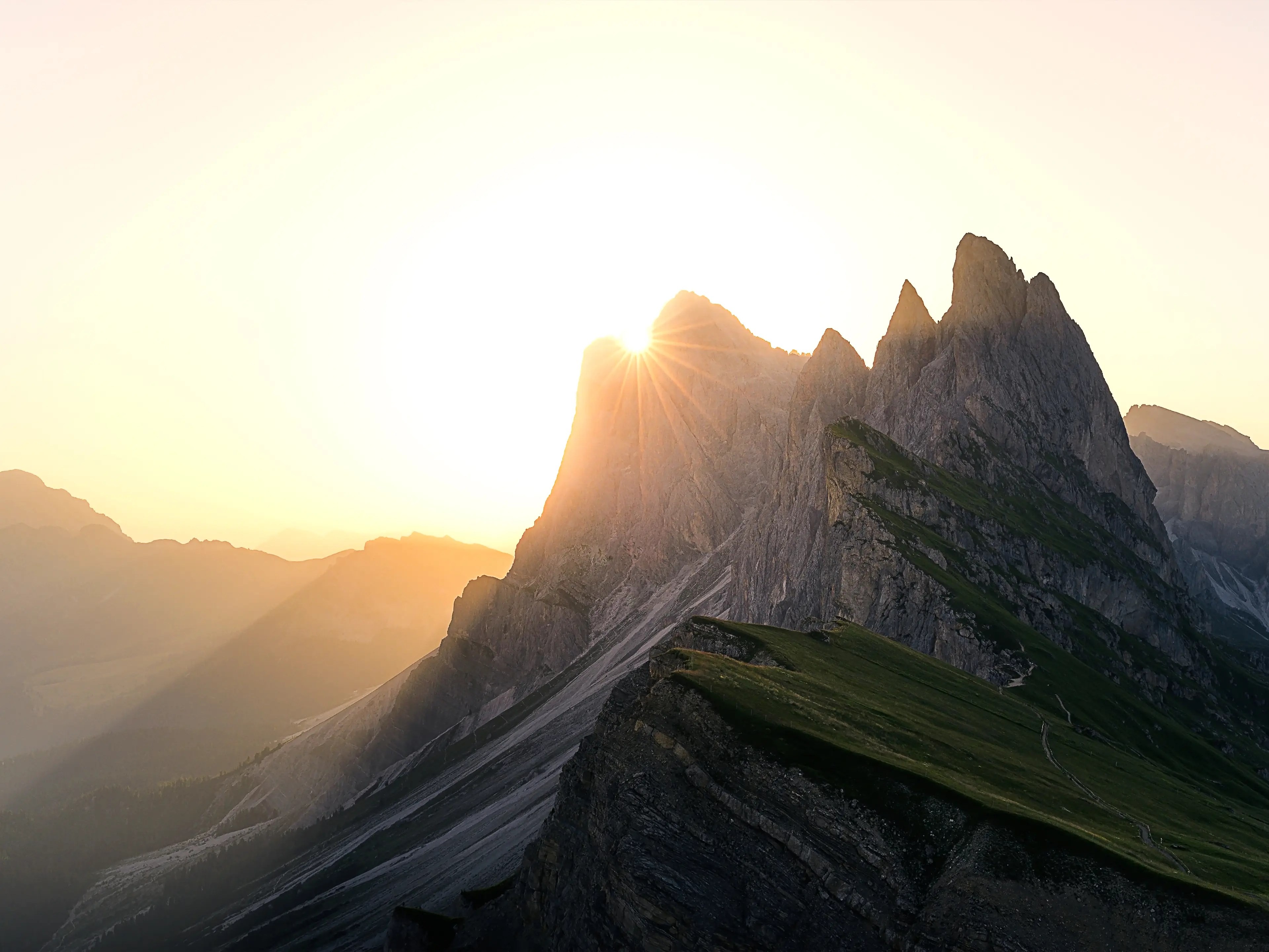 Sonnenaufgang an der schroffen Gipfel der Dolomiten in Südtirol. Die steigt gerade über die Gipfel.