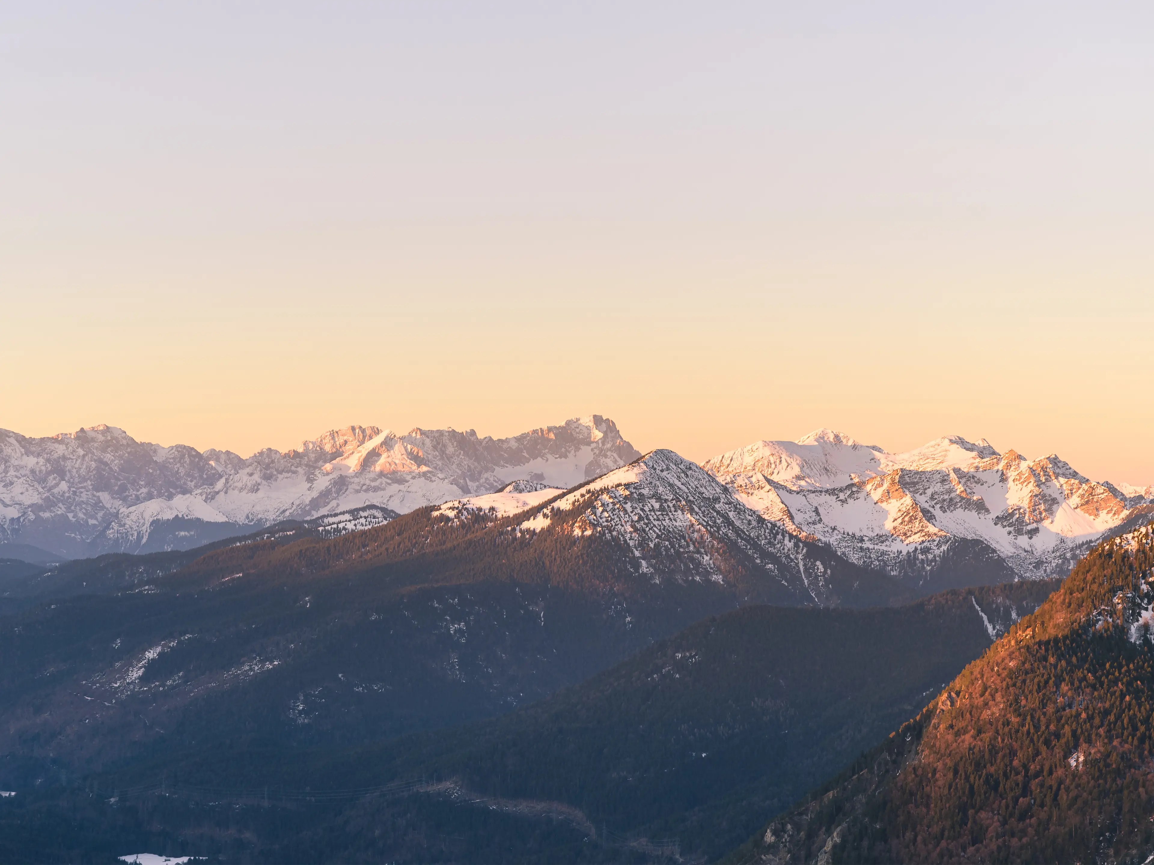 Blick zur Zugspitze entlang der bayerischen Voralpen im Morgenlicht.