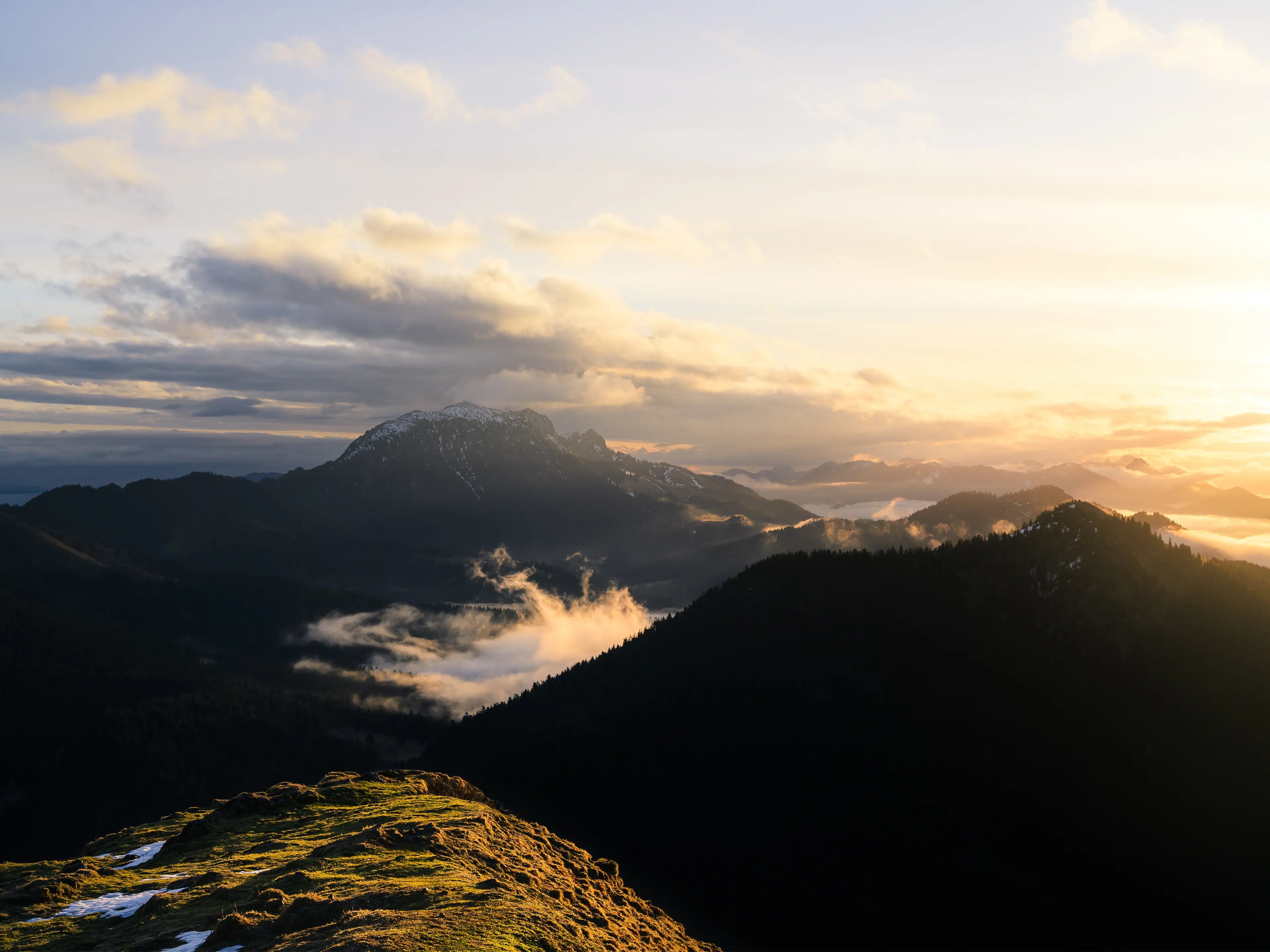 Ein stimmungsvoller Morgen in der bayerischen Alpen Wolken und Nebel bestimmen die Landschaft.