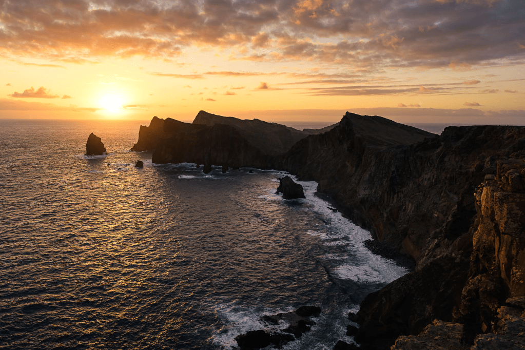 Eine Küstenlandschaft am Morgen mit Sonnenaufgang