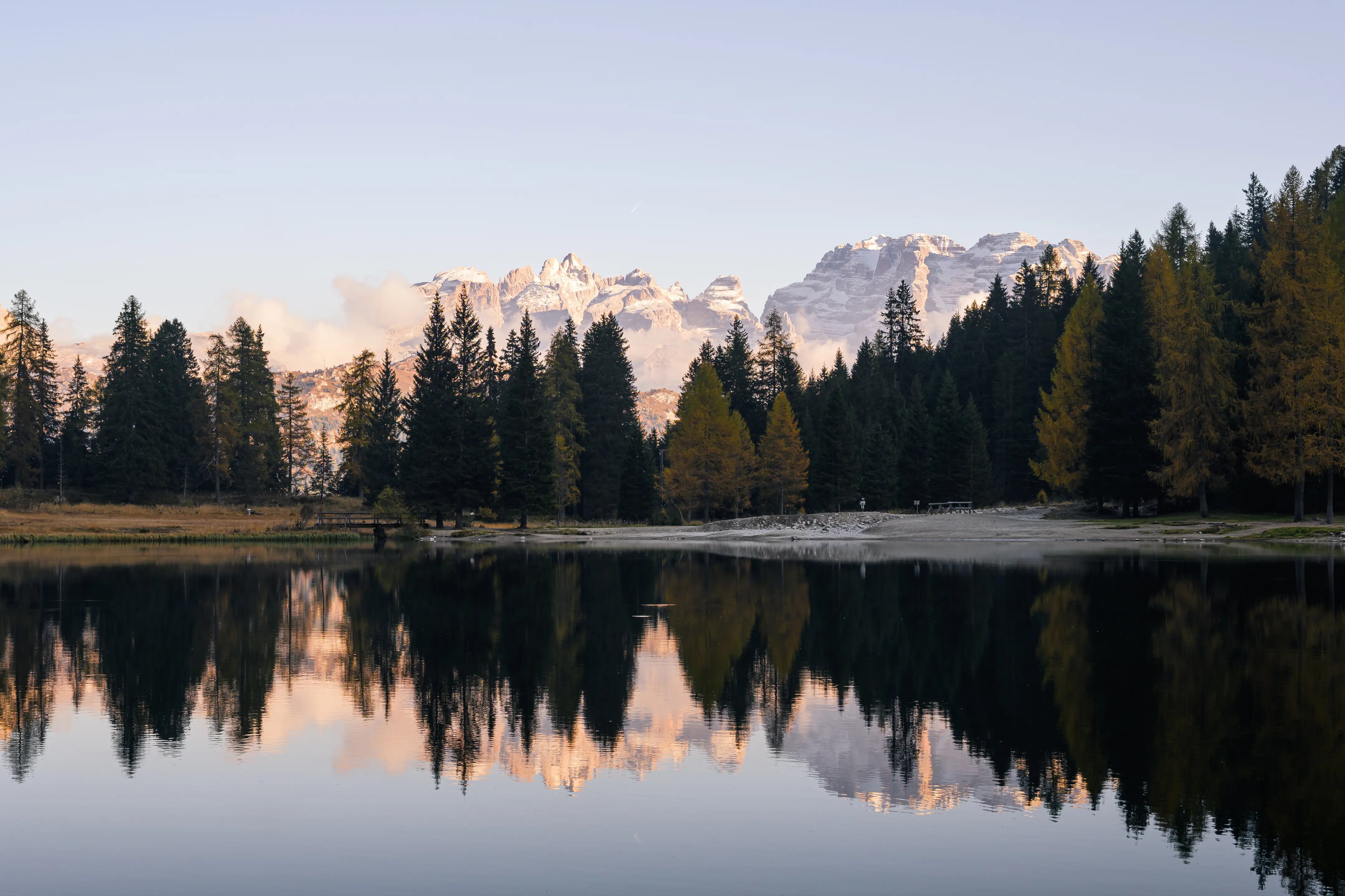 Eine Berglandschaft spiegelt sich in einem Bergsee.