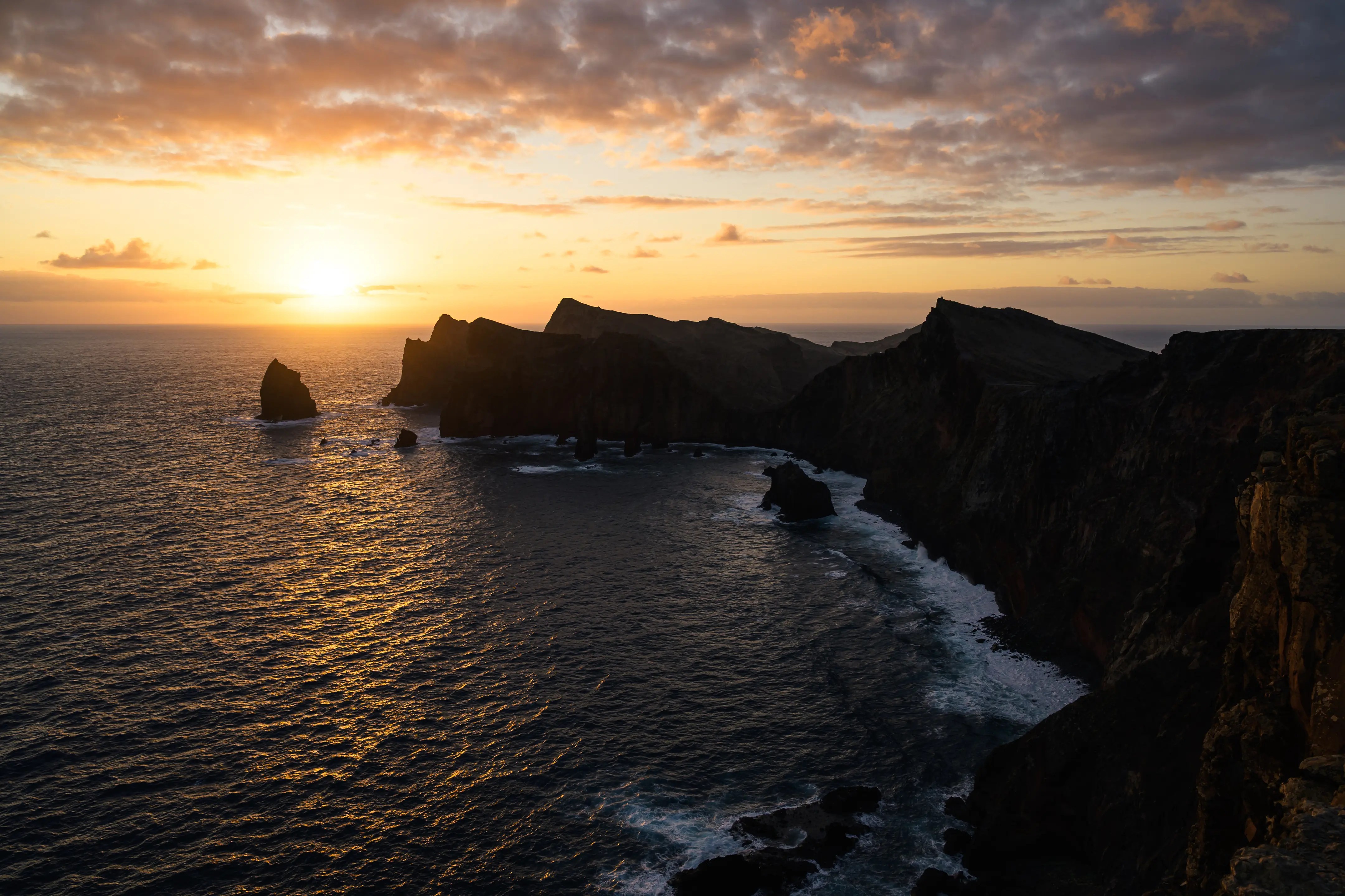 Eine Küstenlandschaft zum Sonnenaufgang