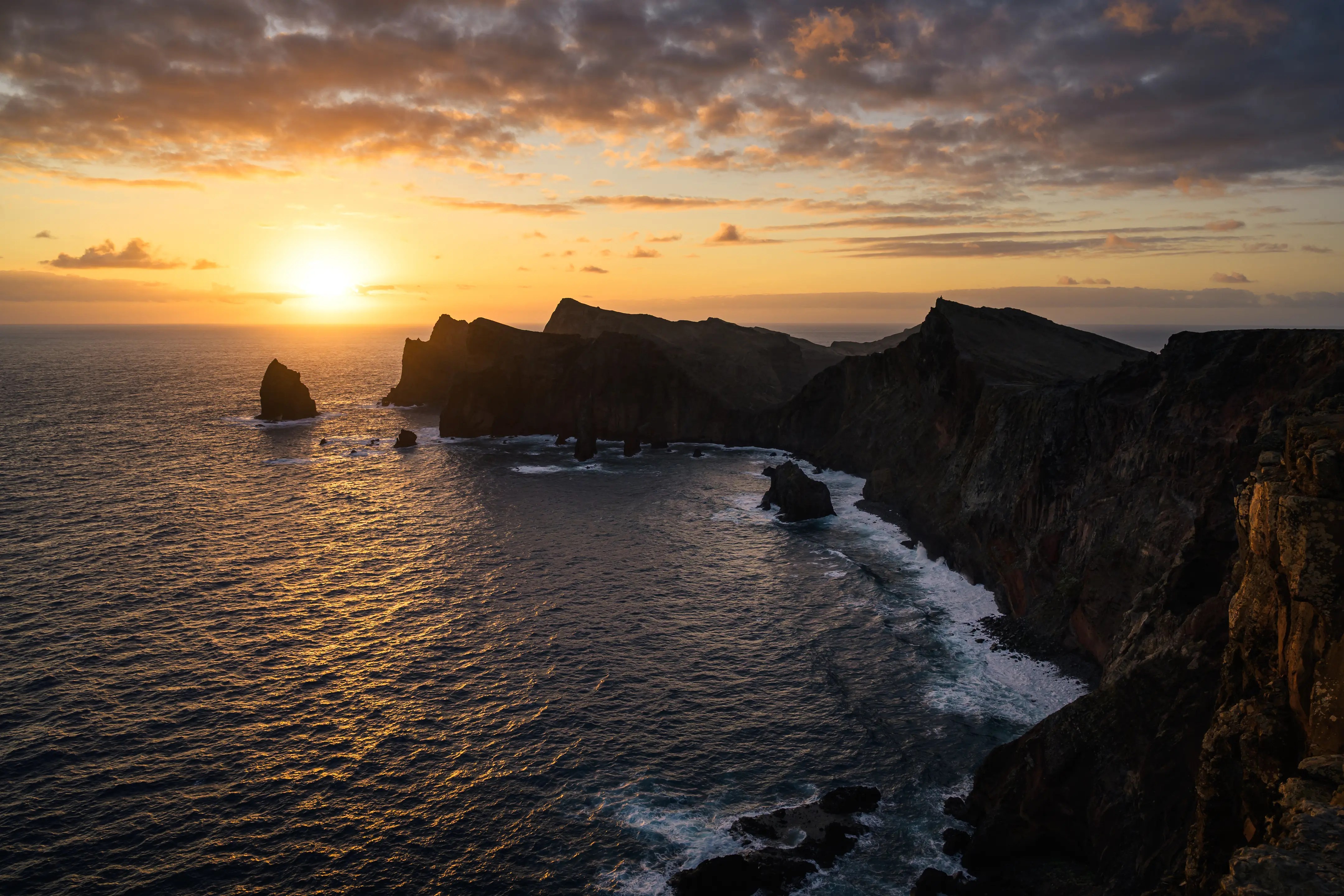 Eine Küstenlandschaft zum Sonnenaufgang