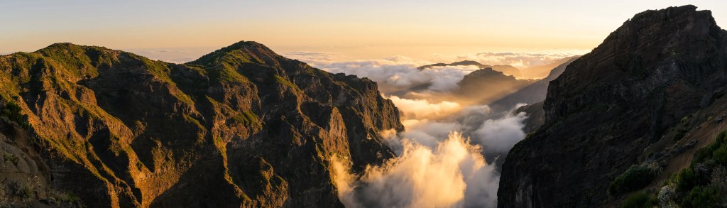 Eine raue Berglandschaft auf der Insel Madeira zum Sonnenuntergang