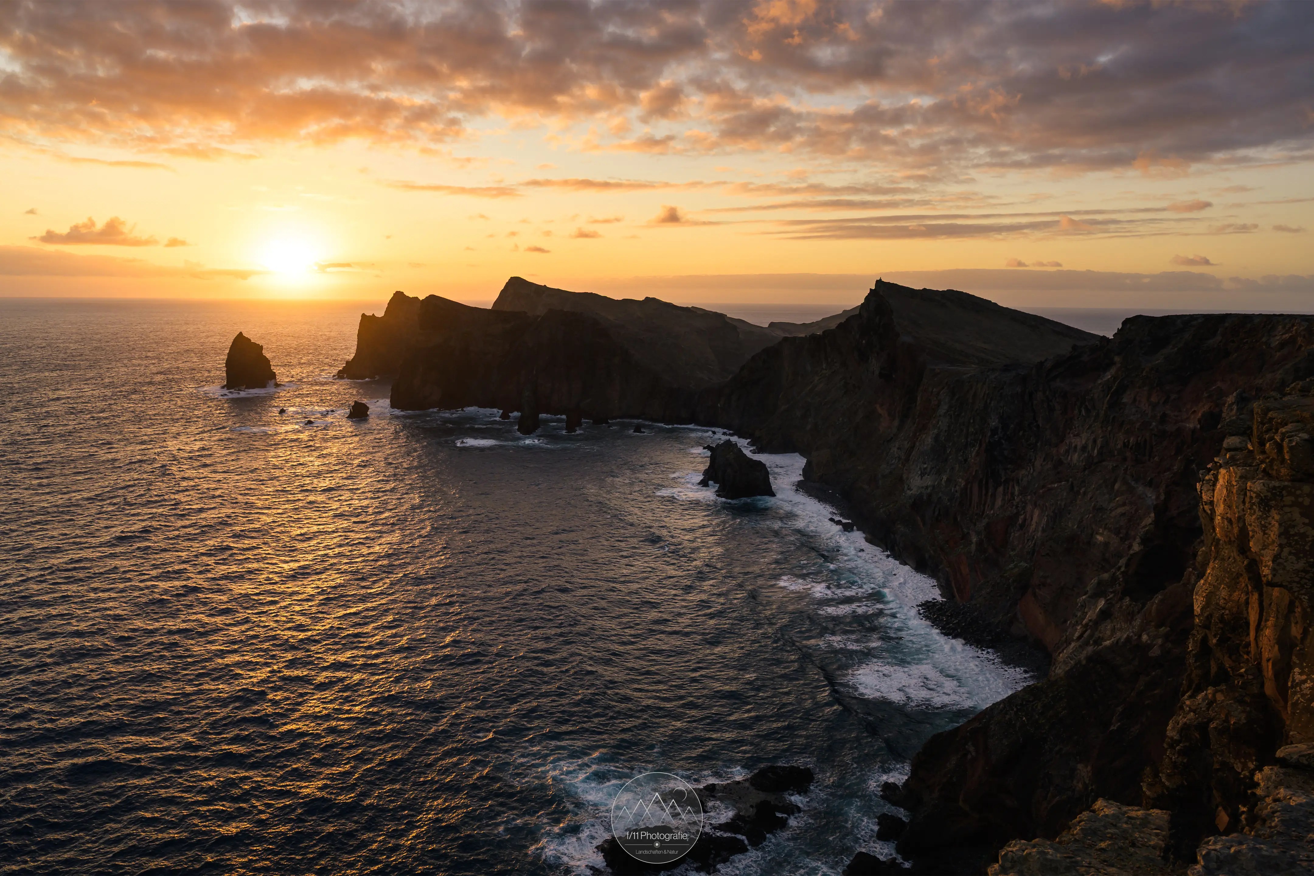 Die Ponta de Sao Lourenço auf Madeira kurz vor Sonnenaufgang. Die Wolken am Himmel leuchten in kräftigen Farben.
